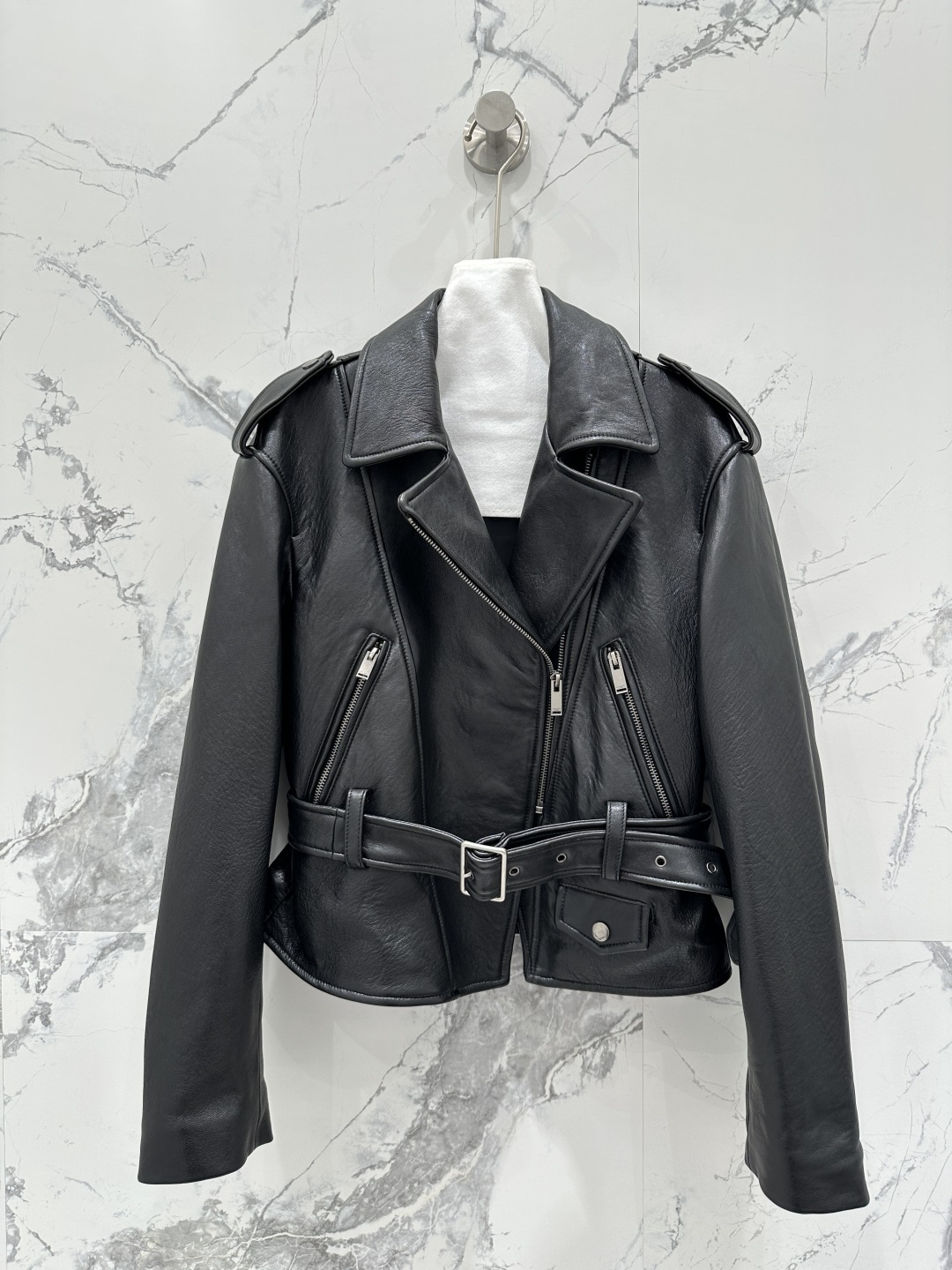 NO:662447,Exclusive first release of high-quality Sain*Laurent classic safari style belted jacket!  Original custom-made top-grade lambskin imported from Türkiye, the leather is oily, soft and delicate!  Retro work pockets with belt design for casual elegance!  The sassy, ​​gentle and classic version doesn't flatter your upper body and makes you look slimmer!  Sweet and salty, fashionable and high-end. The imported leather is delicate and wide!  Perfect workmanship quality depends on the details!  One color S-XL. M size bust 100, shoulder width 44, sleeve length 58, dress length 53.,Saint Laurent-Clothing,saint laurent,saint laurent,jackets & coats,jackets & coats,sheepskin, 19860909独家首发高端品质Sain*Laurent 经典款猎装风束腰夹克外套！原版定制顶级土耳其进口小羊皮,皮质肉感油润柔软又细腻！复古工装口袋 系腰带设计随性优雅！飒爽温柔经典版型不挑人上身超显瘦！可甜可盐时髦又高级.进口皮质细腻挺阔！完美做工品质看细节！一色S-XL. M码胸围100,肩宽44,袖长58,衣长53.,圣罗兰-服装,saint laurent,saint laurent,jackets & coats,jackets & coats,sheepskin, ,Women's clothing