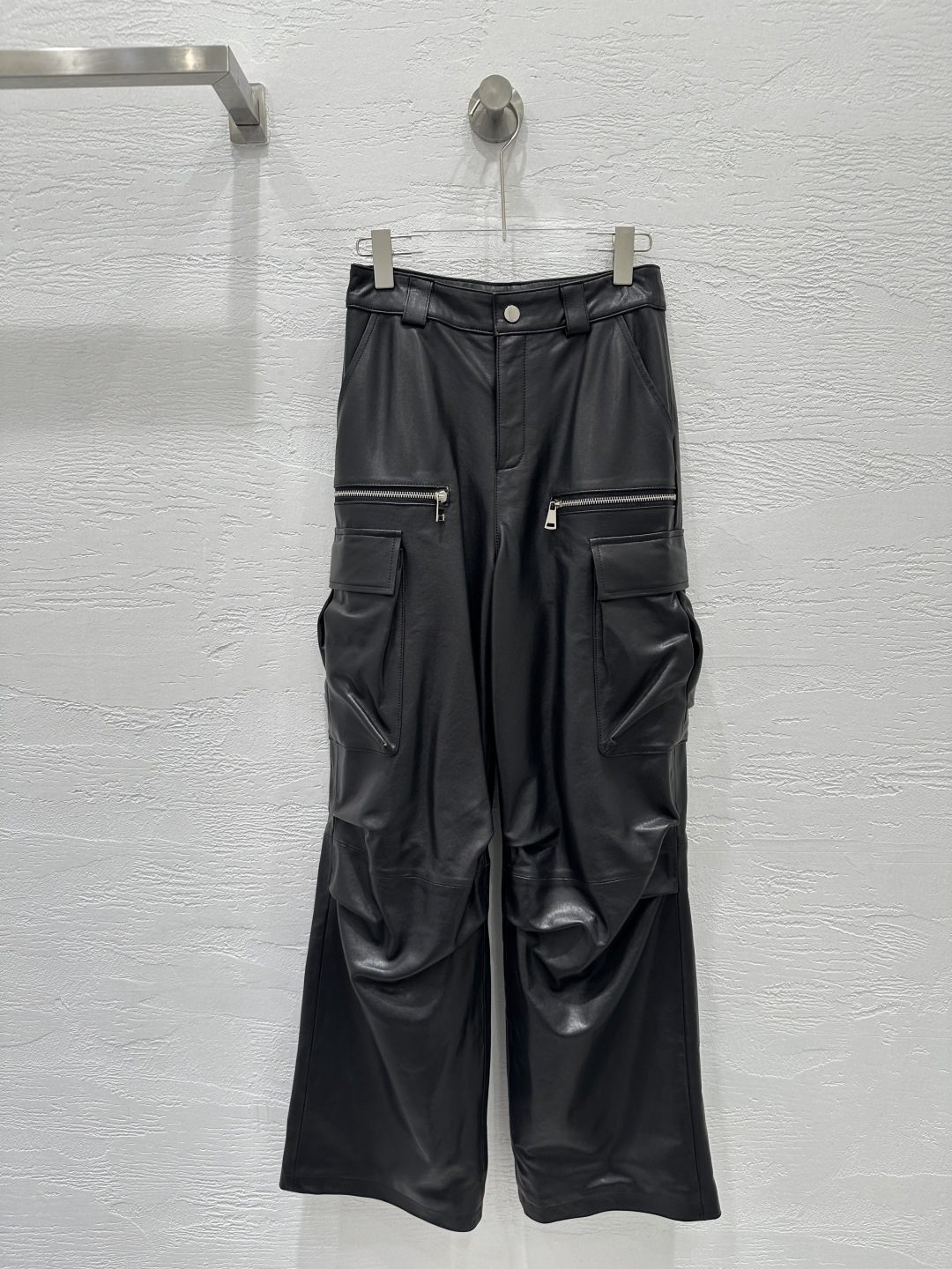 NO:662490,The exclusive first release of high-end original quality Balenciag*25 new early autumn products, intellectual and fashionable wide-leg workwear genuine leather pants!  The mountain-style work pocket design is both sweet and cool for age-reducing wear. The metal accessories decoration is handsome and fashionable. The loose version does not flatter the upper body and makes you look slimmer!  Imported lambskin, the leather texture is amazing!  Three-dimensional tailoring technology, perfect workmanship quality depends on the details!  Two colors S-XL. M size waist 70, hip 96, pants length 110., Balenciaga-clothing, balenciaga, balenciaga, sheepskin,  19860909独家首发高端原单品质Balenciag*25早秋新品 知性分子时髦阔腿工装真皮皮裤！山系工装口袋设计,甜酷兼备减龄穿搭.金属配件装饰帅气又时髦.宽松版型不挑人上身巨显瘦！进口小羊皮,皮质质感超赞！立体剪裁工艺,完美做工品质看细节！两色S-XL. M码腰围70,臀围96,裤长110.,巴黎世家-服装,balenciaga,balenciaga,sheepskin, ,Women's clothing