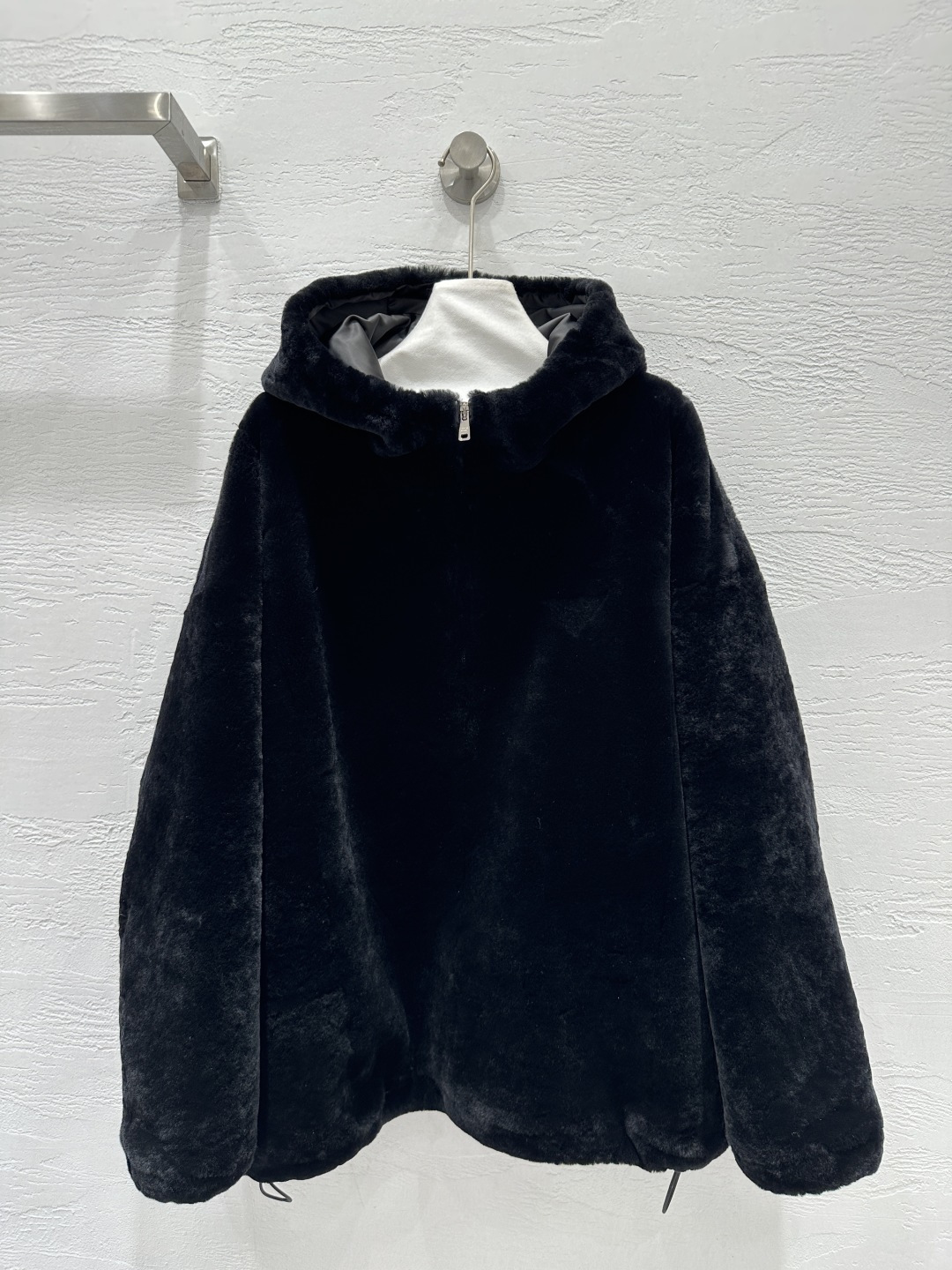 NO:662389,The exclusive first release of high-end original quality PR*DA25 autumn and winter new product Montone limited series purely handmade fur one-piece hooded coat!  The original custom-made imported merino wool fur has a plush texture that is amazing!  Same style for men and women!  The classic drop-shoulder silkworm-shaped loose version is not picky, but it is sweet, salty, A and sassy, ​​an age-reducing temperament for a celebrity girl!  The hand-positioned and cut-out logo is low-key and luxurious, and the non-fashionable version is versatile and fashionable. The upper body looks slim and tall!  Perfect workmanship quality depends on the details!  Two-color SML. M size bust 136, dropped shoulder sleeve length 74, dress length 72., Prada-clothing, prada, hats,  19860909独家首发高端原单品质PR*DA25秋冬新品 Montone限定系列纯手工制作皮毛一体连帽大衣！原版定制进口美利奴羊毛皮毛一体毛绒绒的质感超赞！可男女同款！经典落肩蚕型宽松版型不挑人,可甜可盐又A又飒的减龄气质名媛少女穿搭！纯手工定位剪花logo低调奢华,不挑人版型百搭时髦上身显瘦又高挑！完美做工品质看细节！两色SML. M码胸围136,落肩袖长74,衣长72.,普拉达-服装,prada,hats, ,Women's clothing