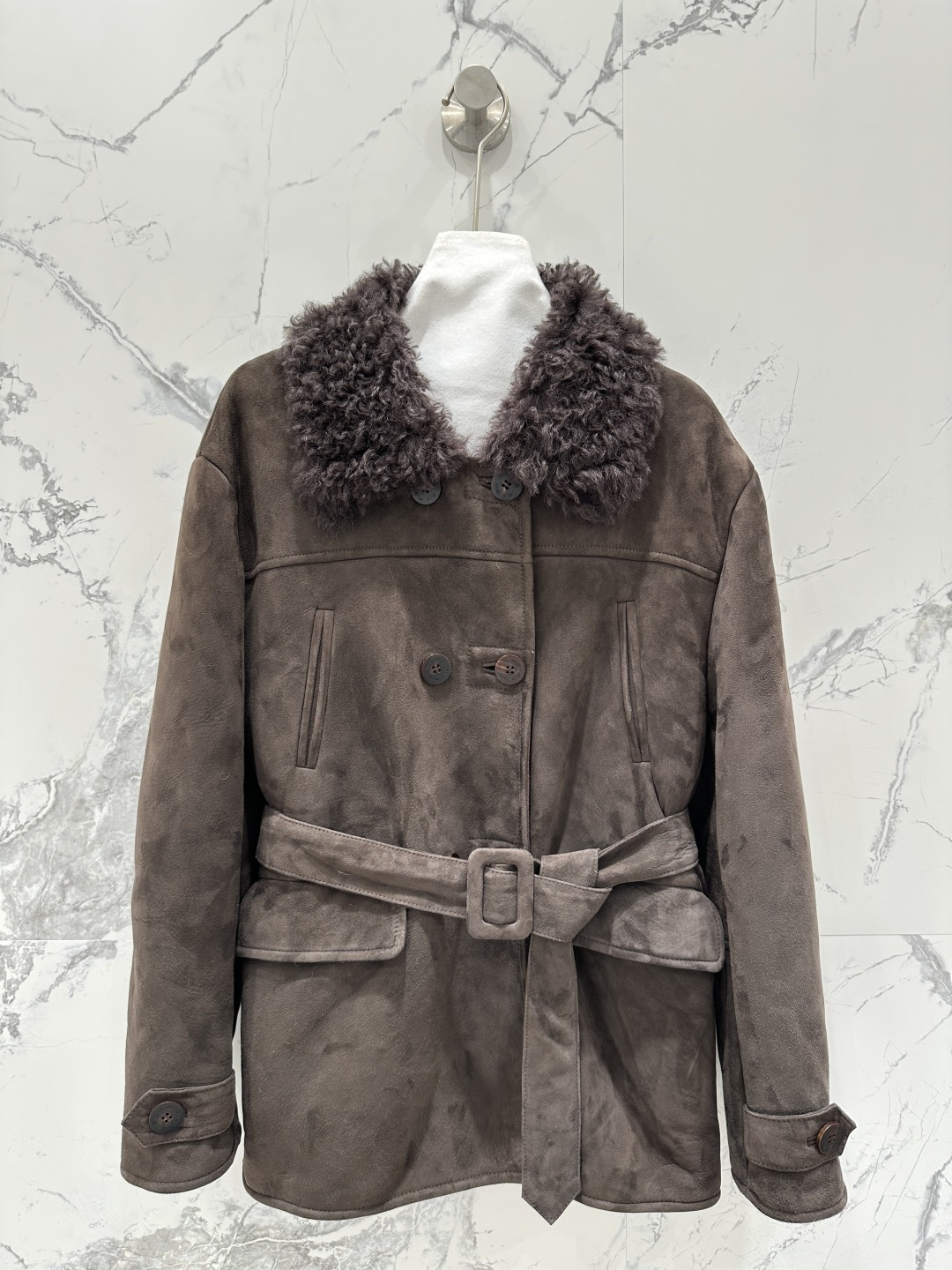 NO:662501,The exclusive first release of high-end original quality Mi*miu25 autumn and winter new high-definition suede imported fur one-piece jacket!  The classic custom-made double-breasted jacket has a luxurious upper body. It is versatile, fashionable and handsome, and the upper body can be worn with any style!  Flat leather board with perfect pure handicraft details verified!  The belted lapel and genuine leather edging are both high-end and fashionable!  The delicate hair texture creates a gentle and elegant sense of luxury!  Keep warm and avoid being bulky. The oil-edged embroidered letter logo is positioned to be low-key and luxurious!  The original customized H version is not picky, the perfect workmanship depends on the details. Three-color SML. M size bust 110, shoulder width 49, sleeve length 58, dress length 70., Miu Miu-clothing, miumiu, jackets & coats, jackets & coats, chamois leather,  19860909独家首发高端原单品质Mi*miu25秋冬新品 高定麂皮绒面进口皮毛一体夹克外套！经典定制双排扣夹克版型上身奢华大气.百搭时髦又帅气上身可甜可盐风格百搭！平整皮板完美纯手工艺细节验证！系腰带翻领真皮包边高级又时尚！细腻毛质感打造温柔大方的高级感！保暖拒绝臃肿 定位油边刺绣字母logo低调奢华！原版定制H版型不挑人穿,完美做工品质看细节.三色SML. M码胸围110,肩宽49,袖长58,衣长70.,缪缪-服装,miumiu,jackets & coats,jackets & coats,chamois leather, ,Women's clothing