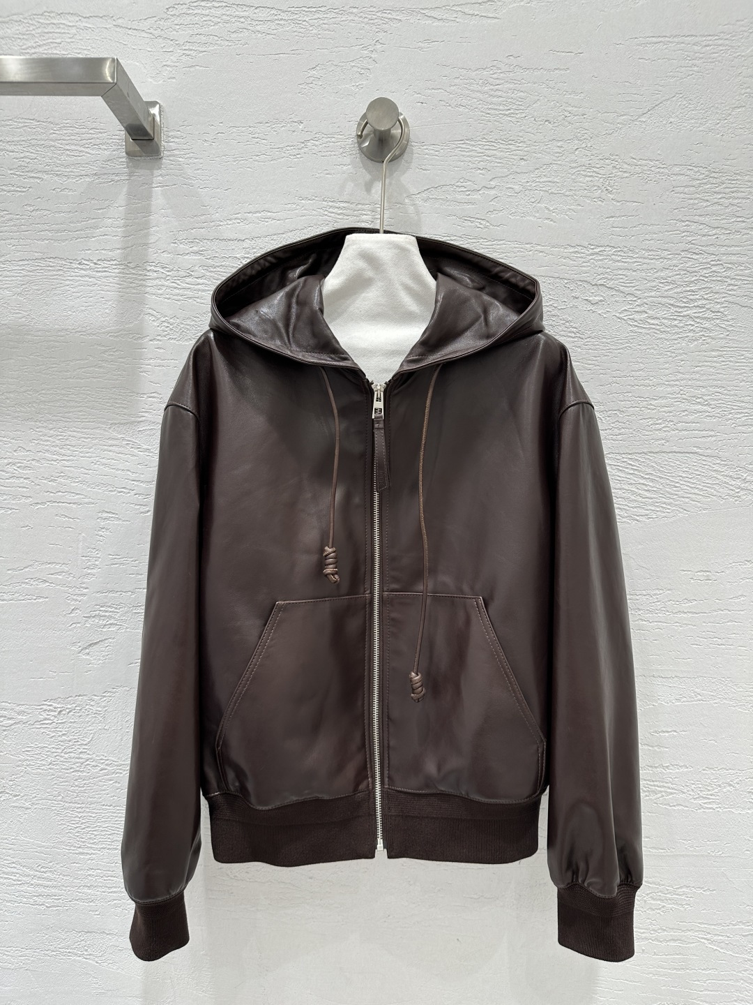 NO:662467,The exclusive first release of high-end original quality Lo*we25 new autumn and winter products, hooded leather jackets synchronized at the counter!  The top lambskin has full three-dimensional texture, thick texture and exquisite texture!  The classic baseball uniform is versatile and slimming!  Vegetable-tanned sheepskin has a delicate texture, flexible oil-wax design and is low-key and luxurious!  Positioned as a must-have item in a fashionable girl's wardrobe with a sweet and cool logo. Original hardware accessories!  Perfect workmanship quality depends on the details!  One color SML. Size M bust 114, shoulder width 51, sleeve length 56, dress length 58., Loewe-clothing, loewe, jackets & coats, jackets & coats, sheepskin, hats,  19860909独家首发高端原单品质Lo*we25秋冬新品 专柜同步连帽皮夹克外套！顶级小羊皮立体纹路饱满厚实质感细腻绝绝子！经典棒球服版型百搭又显瘦！植鞣羊皮质感细腻柔韧油蜡设计低调奢华！定位logo设计甜酷的时髦少女衣橱必备气质单品.原版五金配件！完美做工品质看细节！一色SML. M码胸围114,肩宽51,袖长56,衣长58.,罗意威-服装,loewe,jackets & coats,jackets & coats,sheepskin,hats, ,Women's clothing