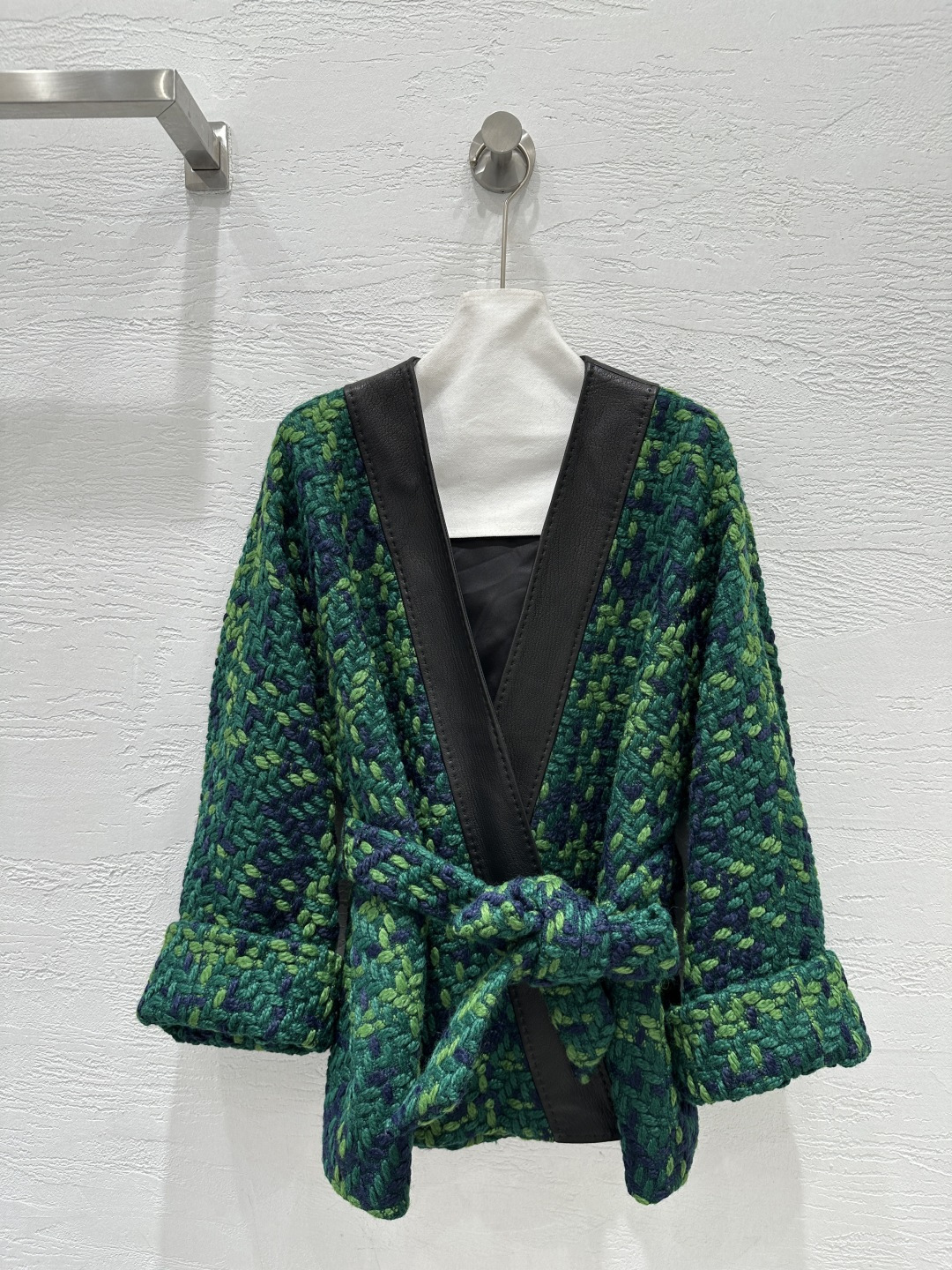 NO:662162,The exclusive first release of high-end original quality Chan*l25 new autumn and winter products, the handmade workshop series high-end plaid retro-style cape jacket!  The contrasting color design brings a luxurious and high-end atmosphere, and the elegant, intellectual and socialite casual style can be matched with any look!  A must-have artifact for Bai Fumei!  The classic V-neck off-the-shoulder silhouette is super slimming on the upper body!  Imported lambskin placket binding and tribute stitch craftsmanship!  The original customized wide version is extremely tolerant!  The texture of imported wool blended yarn is superb and the quality of workmanship depends on the details!  One color SML. M size bust 124, dropped shoulder sleeve length 67, dress length 69., women's clothing, chanel, jackets & coats, sheepskin,  19860909独家首发高端原单品质Chan*l25秋冬新品 手工坊系列高级格子复古风斗篷外套！撞色设计自带奢华高级氛围感,优雅知性名媛休闲风百搭任何造型！白富美必备神器！经典V领落肩版型上身超显瘦！进口小羊皮门襟包边贡针工艺！原版定制阔版版型包容性极强！进口羊毛混纺纱线质感超赞做工品质看细节！一色SML. M码胸围124,落肩袖长67,衣长69.,女装,chanel,jackets & coats,sheepskin, ,Women's clothing