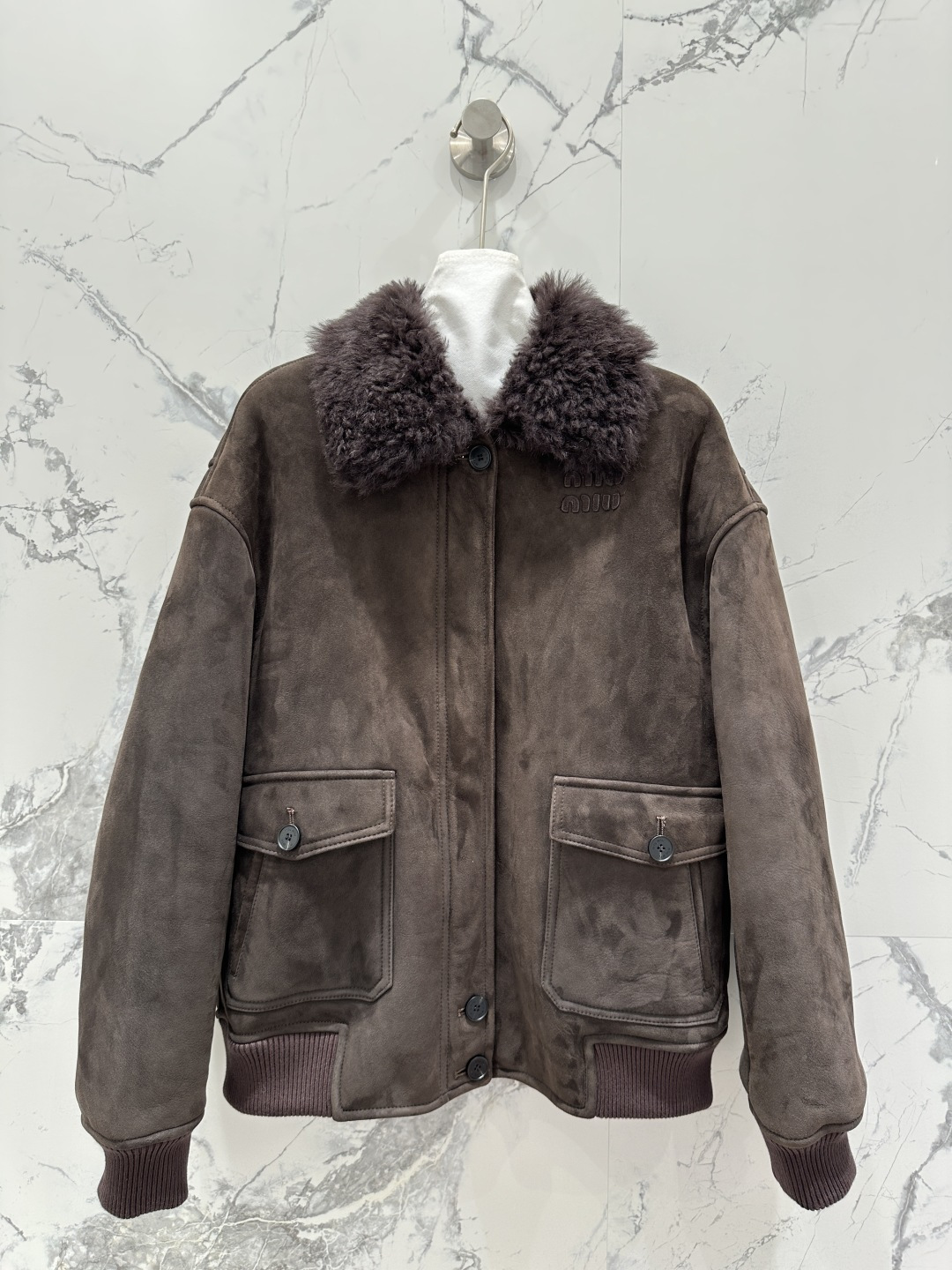 NO:662217,The exclusive first release of high-end original quality Mi*miu25 autumn and winter new high-definition suede imported fur one-piece jacket!  The classic custom-made double-breasted jacket has a luxurious upper body. It is versatile, fashionable and handsome, and the upper body can be worn with any style!  Flat leather board with perfect pure handicraft details verified!  The lapels are edged in genuine leather, which is both high-end and fashionable!  The delicate hair texture creates a gentle and elegant sense of luxury!  Keep warm and avoid being bulky. The oil-edged embroidered letter logo is positioned to be low-key and luxurious!  The original customized H version is not picky, and the perfect workmanship quality depends on the details. Three-color SML. M size bust 120, shoulder width 55, sleeve length 55, clothing length 65., Miu Miu-clothing, miumiu, jackets & coats, jackets & coats, chamois leather,  19860909独家首发高端原单品质Mi*miu25秋冬新品 高定麂皮绒面进口皮毛一体夹克外套！经典定制双排扣夹克版型上身奢华大气.百搭时髦又帅气上身可甜可盐风格百搭！平整皮板完美纯手工艺细节验证！翻领真皮包边高级又时尚！细腻毛质感打造温柔大方的高级感！保暖拒绝臃肿 定位油边刺绣字母logo低调奢华！原版定制H版型不挑人穿,完美做工品质看细节.三色SML. M码胸围120,肩宽55,袖长55,衣长65.,缪缪-服装,miumiu,jackets & coats,jackets & coats,chamois leather, ,Women's clothing