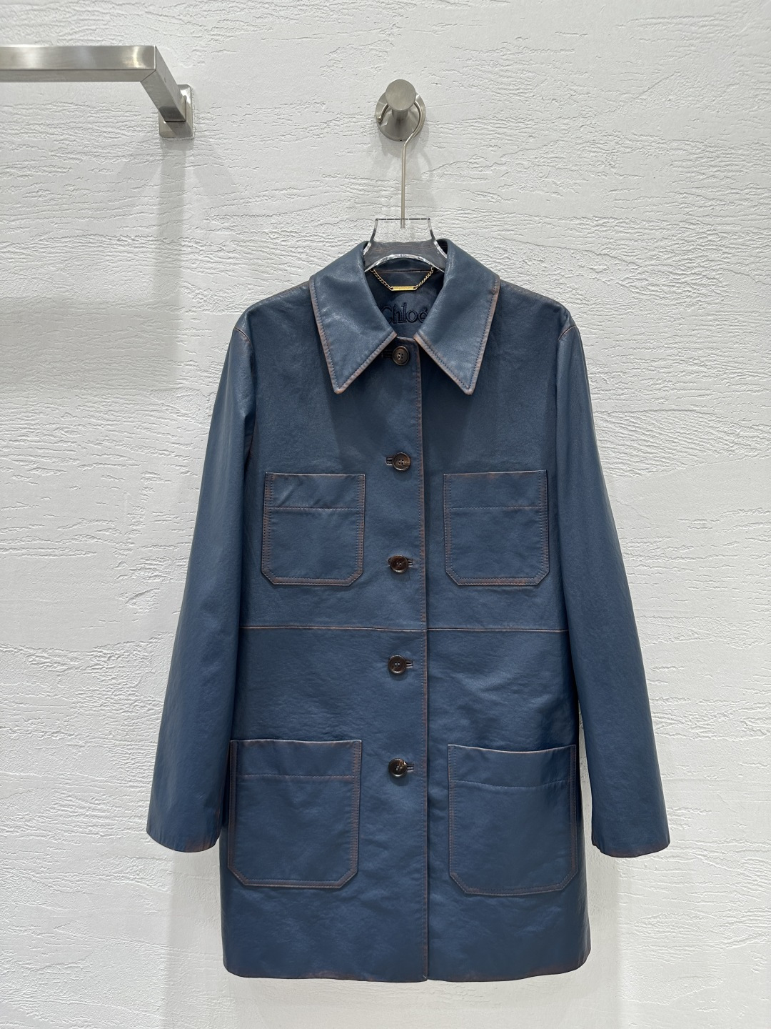 NO:662157,The exclusive first release of high-quality Ch*le25 new autumn and winter products, the same retro distressed sheepskin jacket worn by celebrities!  Original customized top-grade imported lambskin!  The leather is thick and delicate!  Retro distressed coloring process!  The original 3D three-dimensional tailoring looks simple and super heavy-duty!  I love the classic H-shaped four-pocket windbreaker!  Fashionable and handsome, casual and lazy style, perfect fit and sexy upper body!  One color SML. M size bust 100, shoulder width 43, sleeve length 59, dress length 83., women's clothing, jackets & coats, jackets & coats, sheepskin,  19860909独家首发高端品质Ch*le25秋冬新品 明星同款复古做旧绵羊皮夹克外套！原版定制顶级进口小羊皮！皮质肉感厚实细腻！复古做旧擦色工艺！原版3D立体剪裁看似简单版型超重工！经典H版型四口袋风衣超级大爱！时髦又帅气的随性慵懒风,完美版型上身又A又飒！一色SML. M码胸围100,肩宽43,袖长59,衣长83.,女装,jackets & coats,jackets & coats,sheepskin, ,Women's clothing