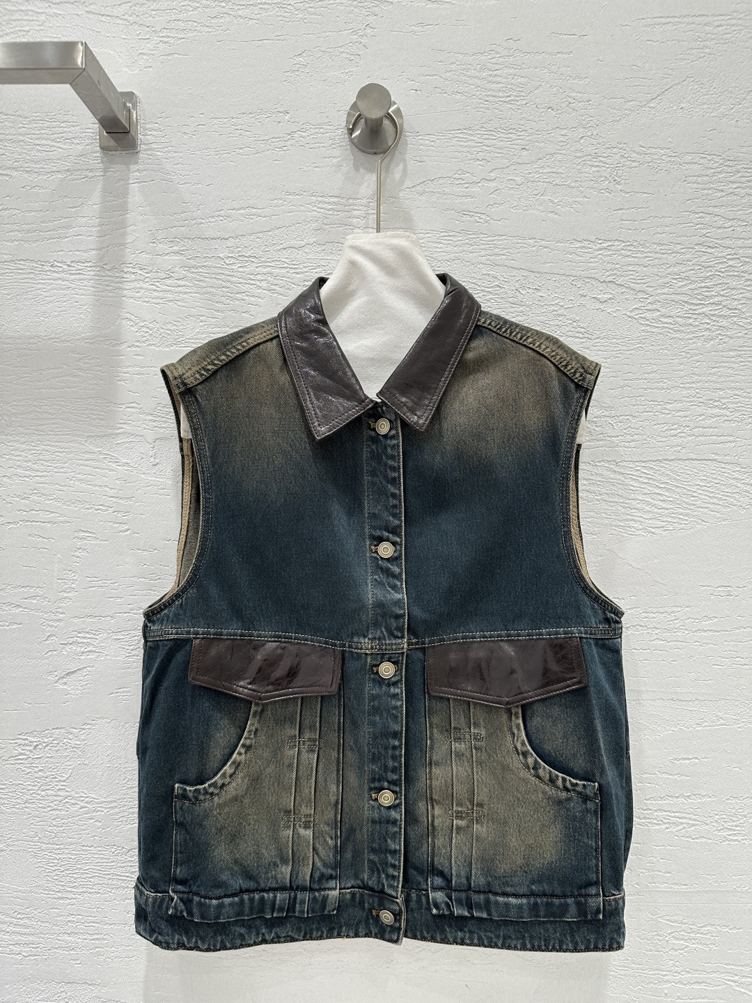 NO:662160,The exclusive first release of high-end original quality designer style 25 early autumn new product, personalized washed denim and leather vest!  Fermentation washed personalized denim color matching and imported vegetable tanned lambskin!  The upper body is cool and sassy. It is made of customized high-quality twill cotton washed denim fabric. It has a fine texture and a natural cotton feel. It has a muscular feel yet is soft. It is a classic color that is not picky!  The embossed logo on the back is high-end and fashionable!  Versatile and not picky!  Perfect workmanship quality depends on the details!  One color SML. M size bust 114, shoulder width 43, length 66., women's clothing, sheepskin,  19860909独家首发高端原单品质设计师款25早秋新品 个性水洗牛仔拼皮马甲！酵洗个性牛仔配色拼接进口植鞣工艺小羊皮！上身又酷又飒爽采用定制高品质斜纹棉质水洗牛仔面料,纹理细腻,棉感自然,既有筋骨感又不失柔软,不挑人的经典色！后背工艺压花logo高级又时髦！百搭不挑人！完美做工品质看细节！一色SML. M码胸围114,肩宽43,衣长66.,女装,sheepskin, ,Women's clothing