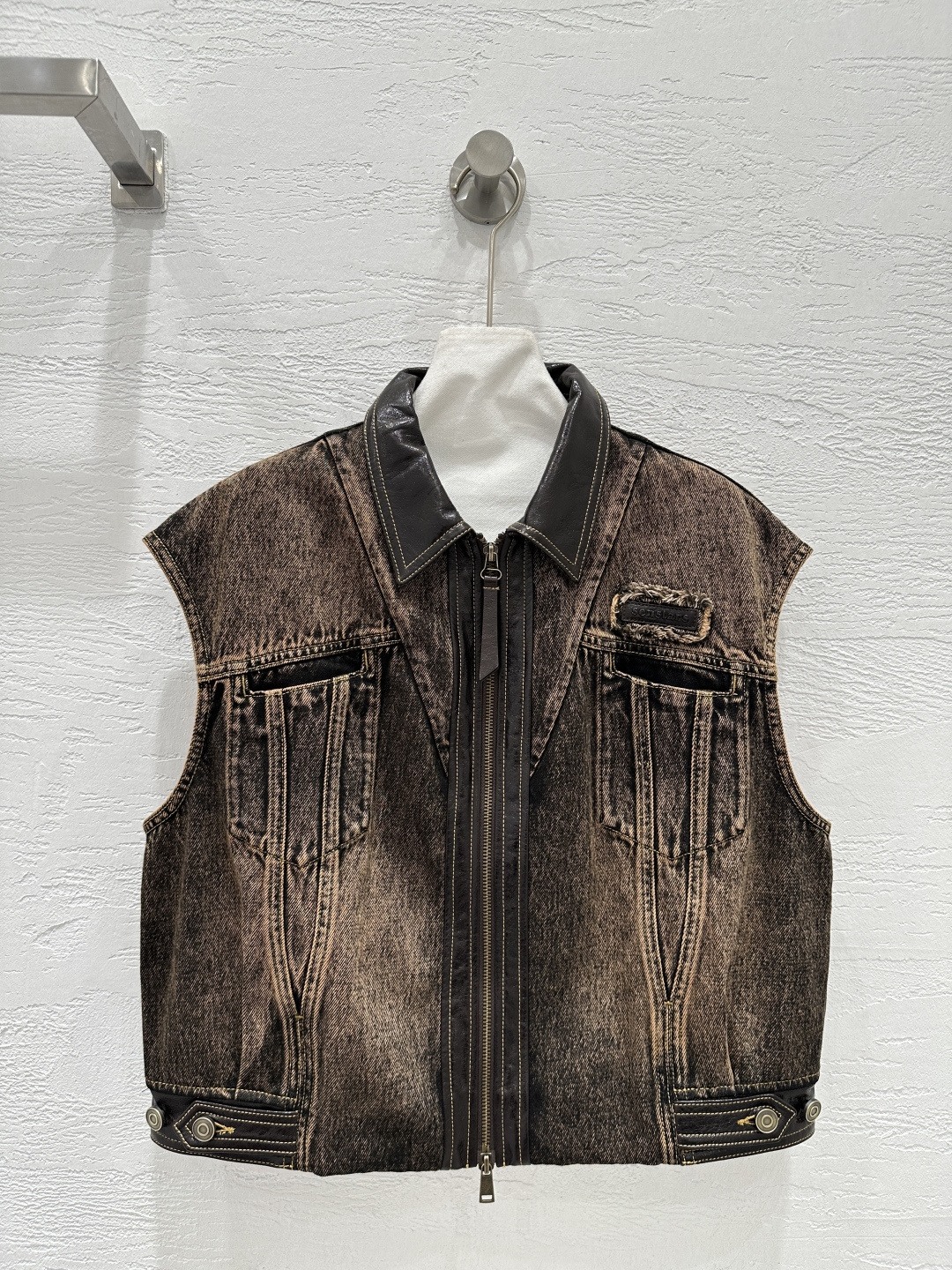 NO:662486,The exclusive first release of high-end original quality designer style 25 early autumn new product, personalized washed denim and leather short vest!  Fermentation washed personalized denim color matching and imported vegetable tanned lambskin!  The upper body is cool and sassy. It is made of customized high-quality twill cotton washed denim fabric. It has a fine texture and a natural cotton feel. It has a muscular feel yet is soft. It is a classic color that is not picky!  Versatile and not picky!  Perfect workmanship quality depends on the details!  Two-color SML. M size bust 120, shoulder width 51, length 53., women's clothing, sheepskin,  19860909独家首发高端原单品质设计师款25早秋新品 个性水洗牛仔拼皮短款马甲！酵洗个性牛仔配色拼接进口植鞣工艺小羊皮！上身又酷又飒爽采用定制高品质斜纹棉质水洗牛仔面料,纹理细腻,棉感自然,既有筋骨感又不失柔软,不挑人的经典色！百搭不挑人！完美做工品质看细节！两色SML. M码胸围120,肩宽51,衣长53.,女装,sheepskin, ,Women's clothing