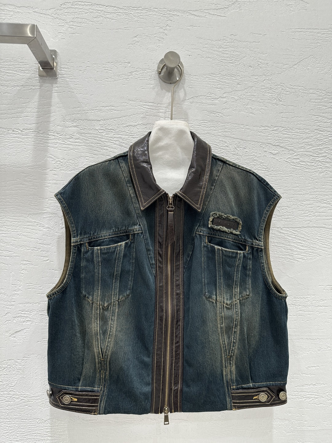 NO:662484,The exclusive first release of high-end original quality designer style 25 early autumn new product, personalized washed denim and leather short vest!  Fermentation washed personalized denim color matching and imported vegetable tanned lambskin!  The upper body is cool and sassy. It is made of customized high-quality twill cotton washed denim fabric. It has a fine texture and a natural cotton feel. It has a muscular feel yet is soft. It is a classic color that is not picky!  Versatile and not picky!  Perfect workmanship quality depends on the details!  One color SML. M size bust 120, shoulder width 51, length 53., women's clothing, sheepskin,  19860909独家首发高端原单品质设计师款25早秋新品 个性水洗牛仔拼皮短款马甲！酵洗个性牛仔配色拼接进口植鞣工艺小羊皮！上身又酷又飒爽采用定制高品质斜纹棉质水洗牛仔面料,纹理细腻,棉感自然,既有筋骨感又不失柔软,不挑人的经典色！百搭不挑人！完美做工品质看细节！一色SML. M码胸围120,肩宽51,衣长53.,女装,sheepskin, ,Women's clothing