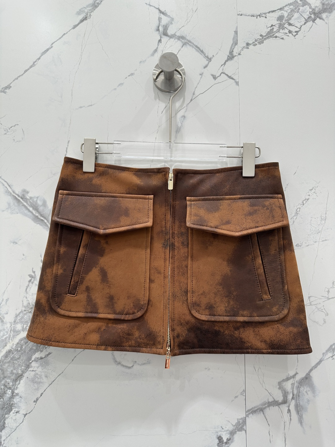 NO:661387,The exclusive first release of high-end original quality Mium*u25 early autumn new product. Exclusive customized rendering process retro brown intellectual retro brown suede mini skirt!  Purchase the original version and customize it!  Miu girls can show off their beauty!  The classic design with large pockets makes the upper body look slimmer!  Imported lambskin, a sweet and cool must-have item in a fashionable girl's wardrobe. For perfect workmanship, the quality depends on the details!  One color SML M size waist 76, hip 88, skirt length 31., Miu Miu-clothing, miumiu, skirts, sheepskin, chamois leather,  19860909独家首发高端原单品质Mium*u25早秋新品 独家定制渲染工艺复古棕色系知识分子复古棕色系麂皮绒超短半裙！原版购入开版定制！ miu系少女可露丽风！经典版型大口袋设计上身巨显瘦！进口小羊皮,甜酷的时髦少女衣橱必备气质单品.完美做工品质看细节！一色SML M码腰围76,臀围88,裙长31.,缪缪-服装,miumiu,skirts,sheepskin,chamois leather, ,Women's clothing