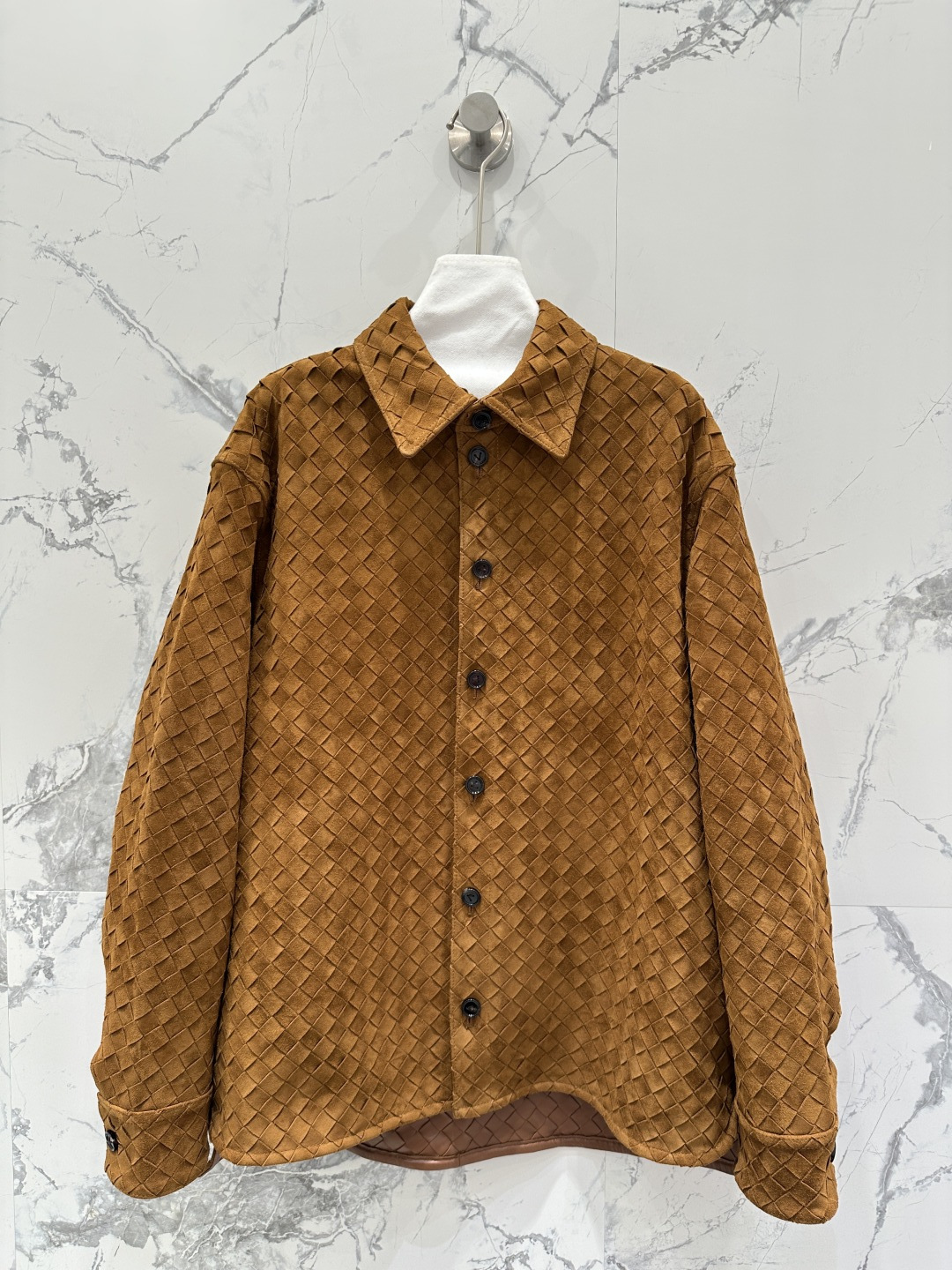 NO:661487,The exclusive first release of high-end original quality Bot*ega veneta25 early autumn new product, the same heavy-crafted handmade deerskin and suede shirt style woven jacket of the star!  Top high-end goods!  Purchase the original version and customize it!  Exclusive top imported goat deerskin suede!  The original customized cut is positioned as a hand-woven finished product, perfect luxury craftsmanship!  High-end and fashionable!  The classic shirt collar has a loose fit and makes your upper body look slimmer!  A versatile item that can be either sweet or salty, the perfect workmanship depends on the details!  Four colors S to19860909独家首发高端原单品质Bot*ega veneta25早秋新品 明星同款重工艺手工鹿皮绒皮衬衫款编织外套！顶级高端货！原版购入开版定制！独家顶级进口山羊鹿皮绒面皮！原版定制裁片定位手工编织成品,完美奢华工艺！高级又时髦！经典衬衫领宽松版型,上身巨显瘦！可甜可盐气质百搭单品,完美做工品质看细节！四色S-XL L码胸围116,肩宽51,袖长64,衣长80.,葆蝶家-服装,bottega veneta,jackets & coats,shirts, ,Women's clothing