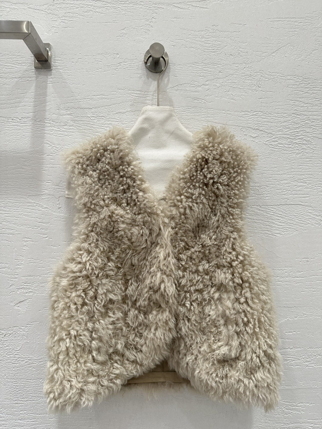 NO:661424,The exclusive first release of high-end original quality Ala*a25 new autumn and winter product Tuscany short vest and fur one-piece jacket!  The vest is super practical!  Imported fur is selected, the leather board is neat, and the fur surface style is very attractive!  The style is casual and lazy, the overall body is thick and full, the material consumption is high, and the hair feels plump and heavy!  Original customized V-neck H version, you can match it with any one without choosing anyone!  The outfit is more layered!  The V-neck design makes your face look youthful and energetic!  Perfect workmanship quality depends on the details!  Running size five-color SML M size bust 100, length 57., women's clothing, jackets & coats,  19860909独家首发高端原单品质Ala*a25秋冬新品 托斯卡纳短款马甲皮毛一体外套！马甲超级实穿！选用进口皮毛,皮板工整,毛面风格及具魅力！风格休闲慵懒,整体厚实饱满,耗料高昂,毛感丰盈重磅！原版定制V领H版型,任意搭配不挑人穿！穿搭更具有层次感！V领设计修饰脸型年轻活力！完美做工品质看细节！跑量款五色SML M码胸围100,衣长57.,女装,jackets & coats, ,Women's clothing