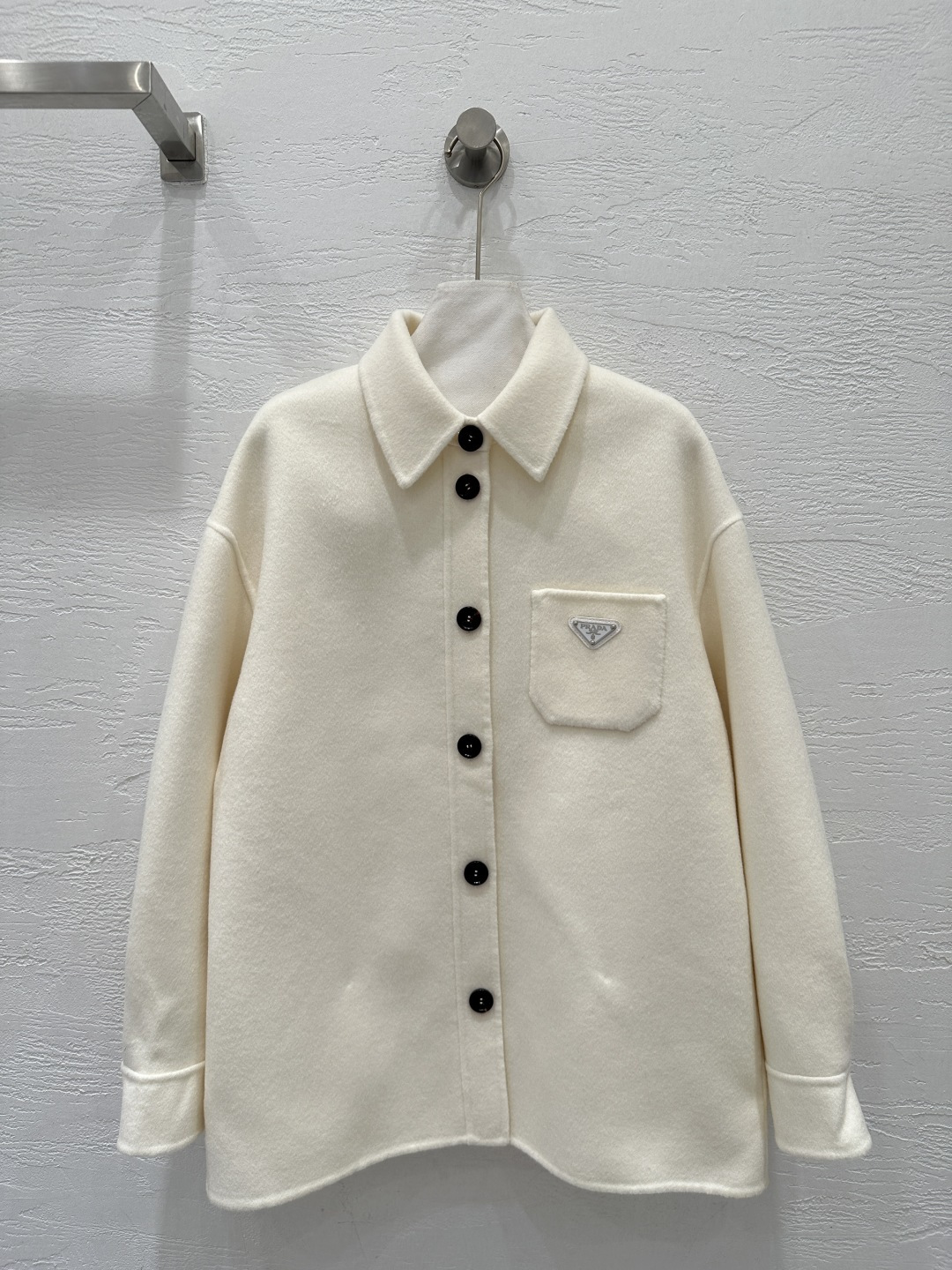 NO:661503,The exclusive first release of high-end original quality Pr*da25 new early autumn products, triangle logo coats!  A must-have stacking tool for fashionistas!  Purely handmade double-sided cashmere coat!  The elegant lapel shirt-style silhouette design is handsome and fashionable!  The imported 90% wool and 10% cashmere fabric has a delicate texture, is soft, wide and stylish, and has an unobtrusive H-shaped look with a capable temperament!  Versatile and fashionable upper body makes you slim and tall!  Perfect workmanship quality depends on the details!  Three-color SML M size bust 116, dropped shoulder sleeve length 76, dress length 73., Prada - clothing, prada, jackets & coats, shirts,  19860909独家首发高端原单品质Pr*da25早秋新品 三角标大衣外套！时髦精必入叠搭神器！纯手工制作双面尼羊绒大衣！气质翻领衬衫式廓型设计帅气又时髦！进口90羊毛10羊绒面料质感细腻柔软挺阔有型,不挑人H版型气质干练！百搭时髦上身显瘦又高挑！完美做工品质看细节！三色SML M码胸围116,落肩袖长76,衣长73.,普拉达-服装,prada,jackets & coats,shirts, ,Women's clothing