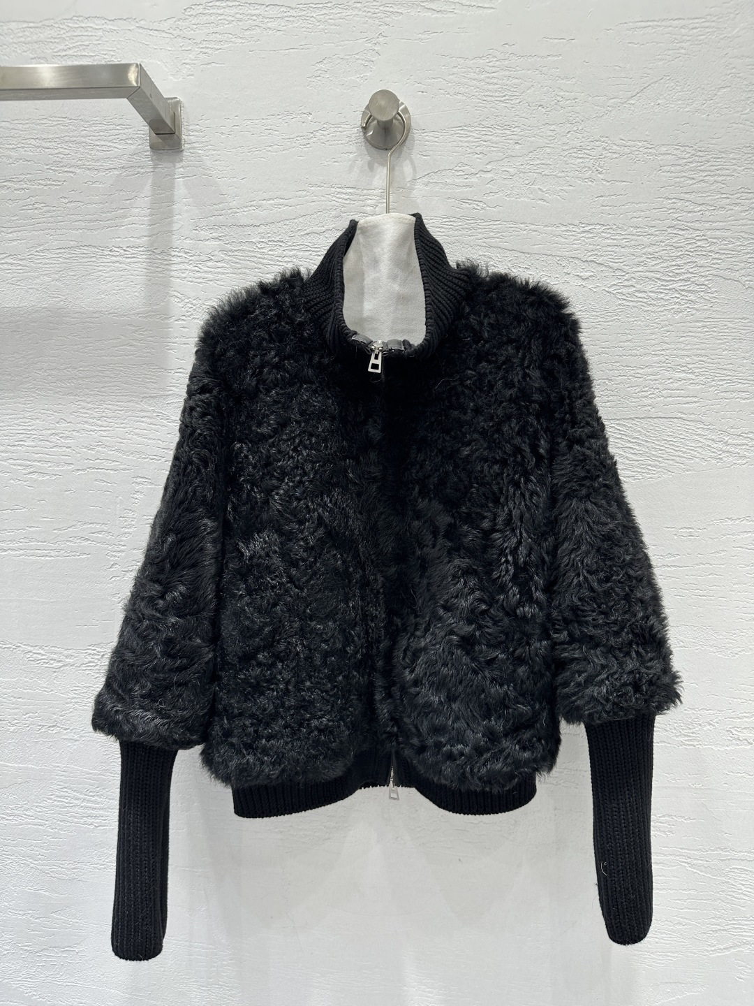 NO:661579,The exclusive first release of the high-end original Dio*25 new autumn and winter product imported Tuscan fur one-piece jacket!  The short version with heavy threaded edges and spliced ​​waist makes the upper body look taller, handsome and fashionable. It is suitable for small people to reduce their age and stay warm and cool casually!  Super love!  Original custom hardware accessories!  Perfect workmanship quality depends on the details!  Three-color SML M size bust 114, dropped shoulder sleeve length 78, dress length 60., Dior-clothing, dior, dior, jackets & coats, jackets & coats,  19860909独家首发高端原单Dio*25秋冬新品 进口托斯卡纳皮毛一体夹克外套！重磅螺纹边拼接束腰短款版型上身效果高挑又帅气时髦,小个子天菜减龄休闲保暖炫酷！超级大爱！原版定制五金配件！完美做工品质看细节！三色SML M码胸围114,落肩袖长78,衣长60.,迪奥-服装,dior,dior,jackets & coats,jackets & coats, ,Women's clothing