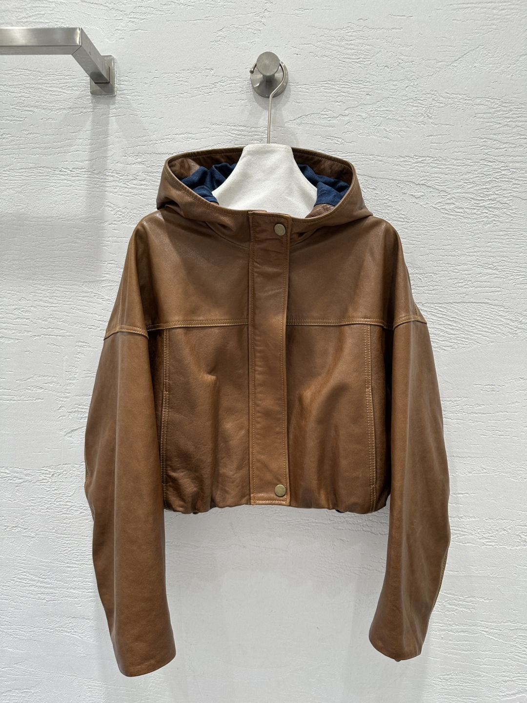 NO:661417,The exclusive first release of high-end original quality Brunello Cucin*25 new autumn and winter products, imported top-quality lambskin two-color waxed hooded jacket!  Classic hooded casual short style with elastic hem design that is both fashionable and handsome!  The upper body looks slim!  The three-dimensional tailoring is versatile and easy to match. Customized bronze hardware and denim-colored cotton lining!  Imported lambskin!  The leather is soft and delicate, and the texture is invincible. The loose fit is versatile and makes your upper body slimmer and taller!  Perfect workmanship quality depends on the details!  Instant delivery from stock!  Two-color SML M size bust 110, dropped shoulder sleeve length 70, dress length 44., women's clothing, brunello cucinelli, jackets & coats, jackets & coats, sheepskin, hats,  19860909独家首发高端原单品质BrunelloCucin*25秋冬新品 进口顶级小羊皮双色蜡感连帽夹克外套！经典连帽休闲短款 松紧下摆设计高级时髦又帅气！上身巨显瘦！立体裁版型百搭不挑人.定制古铜色五金属配件,定制牛仔色棉质里衬！进口小羊皮！皮质柔软细腻,质感无敌宽松版型百搭上身显瘦又高挑！完美做工品质看细节！现货秒发！两色SML M码胸围110,落肩袖长70,衣长44.,女装,brunello cucinelli,jackets & coats,jackets & coats,sheepskin,hats, ,Women's clothing