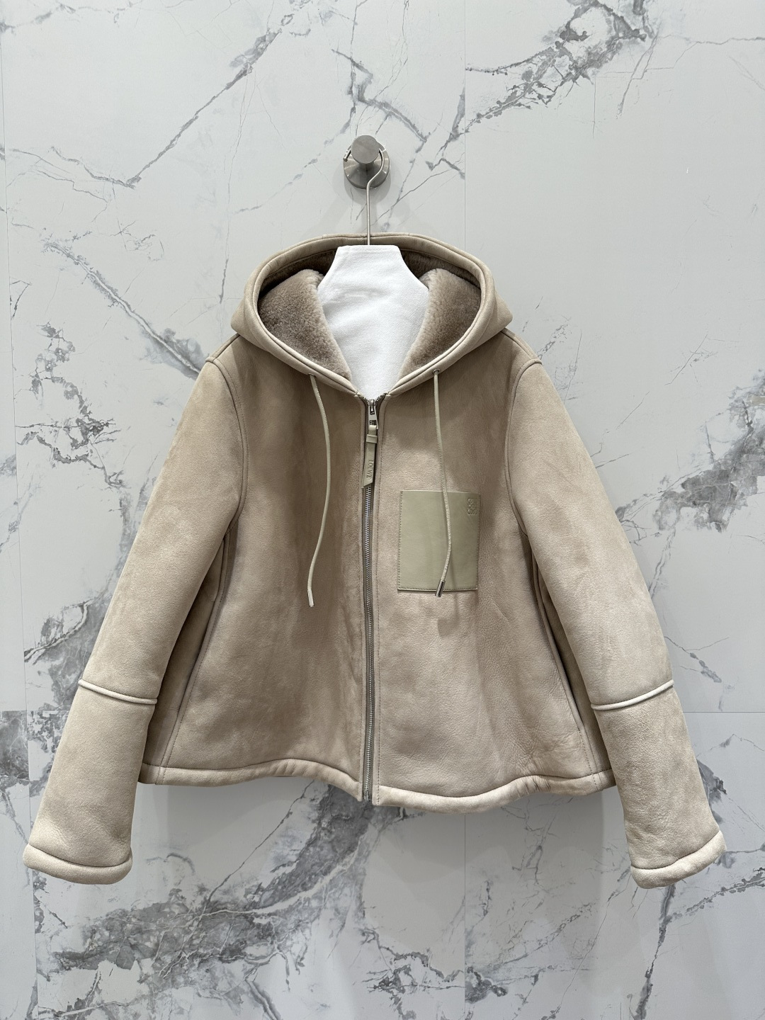 NO:661523,The exclusive first release of high-end original quality Lo*we25 new autumn and winter products, suede imported fur one-piece hooded jacket!  Exclusive customized suede surface craftsmanship!  The classic customized H-shaped upper body is luxurious and elegant. It is versatile, fashionable and handsome, and the upper body can be matched with any style!  Flat leather board with perfect pure handicraft details verified!  The hooded design is high-end and fashionable!  Positioned logo lambskin pockets with contrasting colors are fashionable and high-end!  The delicate hair texture creates a gentle and elegant sense of luxury!  Keep warm and refuse to be bloated. The colors are super positive. I love the perfect workmanship and quality. Look at the details. Four-color SML size M. Bust 118, shoulder width 43, sleeve length 60, dress length 61., Loewe-clothing, loewe, jackets & coats, jackets & coats, sheepskin, chamois leather, hats,  19860909独家首发高端原单品质Lo*we25秋冬新品 麂皮绒进口皮毛一体连帽夹克外套！独家定制麂皮绒面工艺！经典定制H版型上身奢华大气.百搭时髦又帅气上身可甜可盐风格百搭！平整皮板完美纯手工艺细节验证！连帽设计高级又时尚！定位logo小羊皮口袋撞色时髦又高级！细腻毛质感打造温柔大方的高级感！保暖拒绝臃肿颜色超正超级大爱完美做工品质看细节.四色SML M码胸围118,肩宽43,袖长60,衣长61.,罗意威-服装,loewe,jackets & coats,jackets & coats,sheepskin,chamois leather,hats, ,Women's clothing