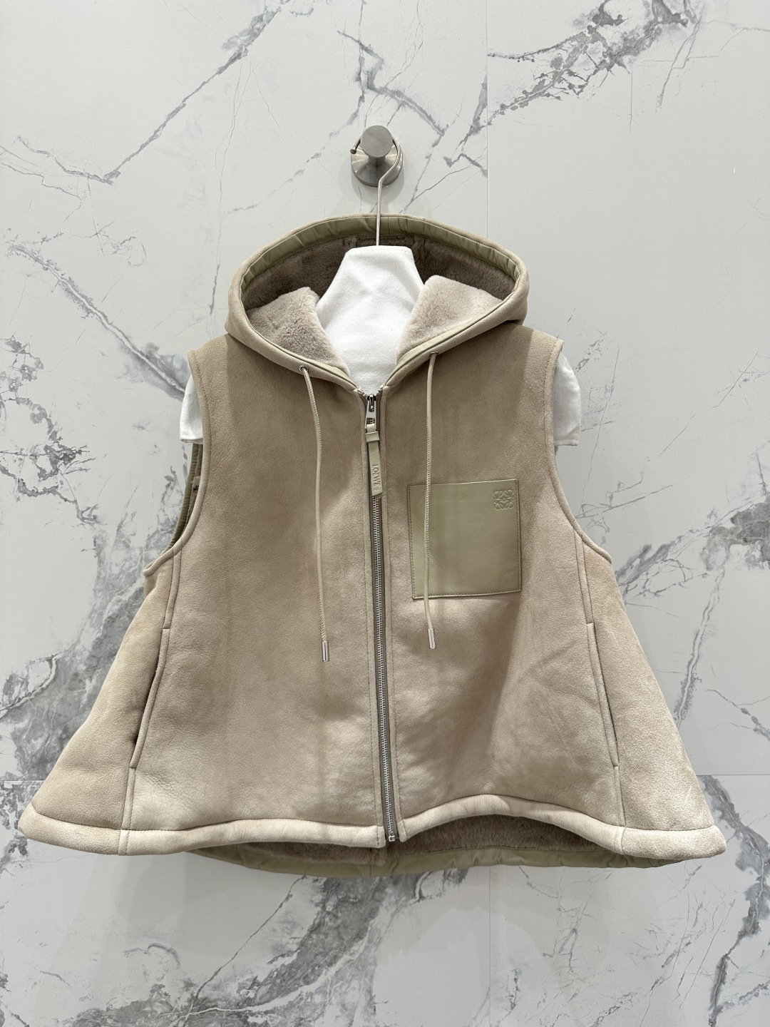 NO:661519,The exclusive first release of high-end original quality Lo*we25 new autumn and winter products, suede imported fur one-piece hooded vest jacket!  Exclusive customized suede surface craftsmanship!  The classic customized H-shaped upper body is luxurious and elegant. It is versatile, fashionable and handsome, and the upper body can be matched with any style!  Flat leather board with perfect pure handicraft details verified!  The hooded design is high-end and fashionable!  Positioned logo lambskin pockets with contrasting colors are fashionable and high-end!  The delicate hair texture creates a gentle and elegant sense of luxury!  Keep warm and refuse to be bloated. The colors are super positive. I love the perfect workmanship and quality. Look at the details. Four-color SML M size. Bust 112, length 61., Loewe-clothing, loewe, jackets & coats, sheepskin, chamois leather, hats,  19860909独家首发高端原单品质Lo*we25秋冬新品 麂皮绒进口皮毛一体连帽马甲外套！独家定制麂皮绒面工艺！经典定制H版型上身奢华大气.百搭时髦又帅气上身可甜可盐风格百搭！平整皮板完美纯手工艺细节验证！连帽设计高级又时尚！定位logo小羊皮口袋撞色时髦又高级！细腻毛质感打造温柔大方的高级感！保暖拒绝臃肿颜色超正超级大爱完美做工品质看细节.四色SML M码胸围112,衣长61.,罗意威-服装,loewe,jackets & coats,sheepskin,chamois leather,hats, ,Women's clothing