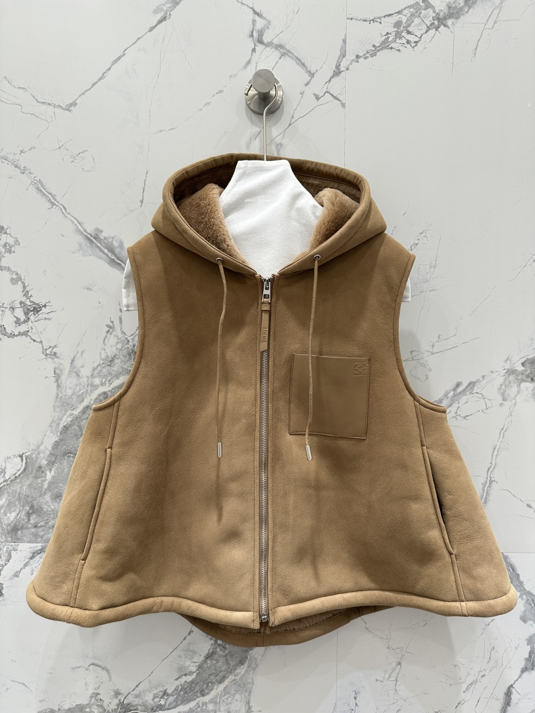 NO:661531,The exclusive first release of high-end original quality Lo*we25 new autumn and winter products, suede imported fur one-piece hooded vest jacket!  Exclusive customized suede surface craftsmanship!  The classic customized H-shaped upper body is luxurious and elegant. It is versatile, fashionable and handsome, and the upper body can be matched with any style!  Flat leather board with perfect pure handicraft details verified!  The hooded design is high-end and fashionable!  Positioned logo lambskin pockets with contrasting colors are fashionable and high-end!  The delicate hair texture creates a gentle and elegant sense of luxury!  Keep warm and refuse to be bloated. The colors are super positive. I love the perfect workmanship and quality. Look at the details. Four-color SML M size. Bust 112, length 61., Loewe-clothing, loewe, jackets & coats, sheepskin, chamois leather, hats,  19860909独家首发高端原单品质Lo*we25秋冬新品 麂皮绒进口皮毛一体连帽马甲外套！独家定制麂皮绒面工艺！经典定制H版型上身奢华大气.百搭时髦又帅气上身可甜可盐风格百搭！平整皮板完美纯手工艺细节验证！连帽设计高级又时尚！定位logo小羊皮口袋撞色时髦又高级！细腻毛质感打造温柔大方的高级感！保暖拒绝臃肿颜色超正超级大爱完美做工品质看细节.四色SML M码胸围112,衣长61.,罗意威-服装,loewe,jackets & coats,sheepskin,chamois leather,hats, ,Women's clothing