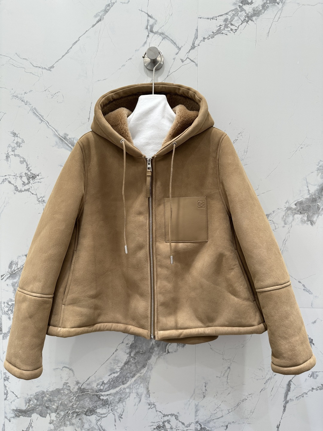 NO:661533,The exclusive first release of high-end original quality Lo*we25 new autumn and winter products, suede imported fur one-piece hooded jacket!  Exclusive customized suede surface craftsmanship!  The classic customized H-shaped upper body is luxurious and elegant. It is versatile, fashionable and handsome, and the upper body can be matched with any style!  Flat leather board with perfect pure handicraft details verified!  The hooded design is high-end and fashionable!  Positioned logo lambskin pockets with contrasting colors are fashionable and high-end!  The delicate hair texture creates a gentle and elegant sense of luxury!  Keep warm and refuse to be bloated. The colors are super positive. I love the perfect workmanship and quality. Look at the details. Four-color SML size M. Bust 118, shoulder width 43, sleeve length 60, dress length 61., Loewe-clothing, loewe, jackets & coats, jackets & coats, sheepskin, chamois leather, hats,  19860909独家首发高端原单品质Lo*we25秋冬新品 麂皮绒进口皮毛一体连帽夹克外套！独家定制麂皮绒面工艺！经典定制H版型上身奢华大气.百搭时髦又帅气上身可甜可盐风格百搭！平整皮板完美纯手工艺细节验证！连帽设计高级又时尚！定位logo小羊皮口袋撞色时髦又高级！细腻毛质感打造温柔大方的高级感！保暖拒绝臃肿颜色超正超级大爱完美做工品质看细节.四色SML M码胸围118,肩宽43,袖长60,衣长61.,罗意威-服装,loewe,jackets & coats,jackets & coats,sheepskin,chamois leather,hats, ,Women's clothing