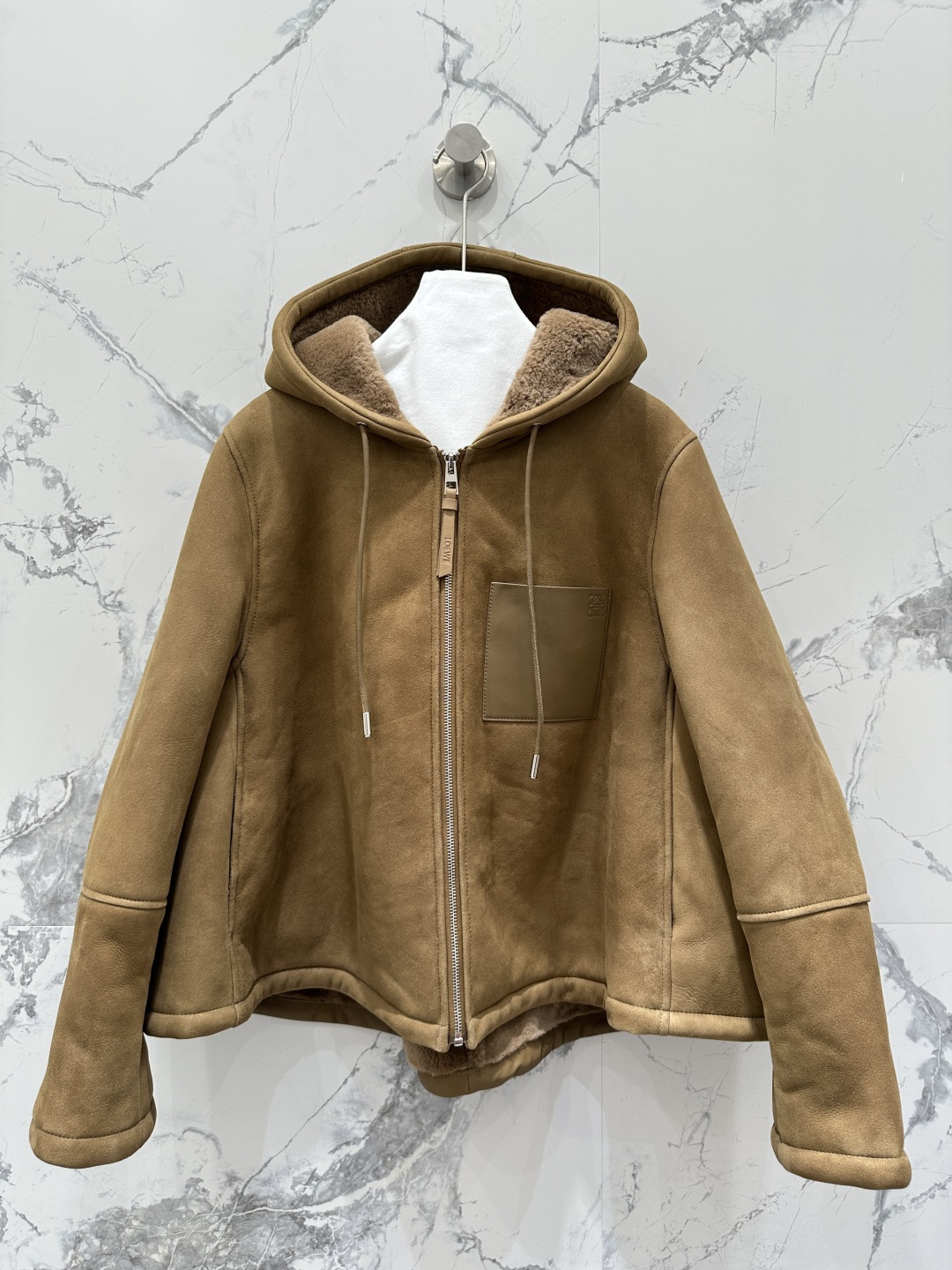 NO:661544,The exclusive first release of high-end original quality Lo*we25 new autumn and winter products, suede imported fur one-piece hooded jacket!  Exclusive customized suede surface craftsmanship!  The classic customized H-shaped upper body is luxurious and elegant. It is versatile, fashionable and handsome, and the upper body can be matched with any style!  Flat leather board with perfect pure handicraft details verified!  The hooded design is high-end and fashionable!  Positioned logo lambskin pockets with contrasting colors are fashionable and high-end!  The delicate hair texture creates a gentle and elegant sense of luxury!  Keep warm and refuse to be bloated. The colors are super positive. I love the perfect workmanship and quality. Look at the details. Four-color SML size M. Bust 118, shoulder width 43, sleeve length 60, dress length 61., Loewe-clothing, loewe, jackets & coats, jackets & coats, sheepskin, chamois leather, hats,  19860909独家首发高端原单品质Lo*we25秋冬新品 麂皮绒进口皮毛一体连帽夹克外套！独家定制麂皮绒面工艺！经典定制H版型上身奢华大气.百搭时髦又帅气上身可甜可盐风格百搭！平整皮板完美纯手工艺细节验证！连帽设计高级又时尚！定位logo小羊皮口袋撞色时髦又高级！细腻毛质感打造温柔大方的高级感！保暖拒绝臃肿颜色超正超级大爱完美做工品质看细节.四色SML M码胸围118,肩宽43,袖长60,衣长61.,罗意威-服装,loewe,jackets & coats,jackets & coats,sheepskin,chamois leather,hats, ,Women's clothing