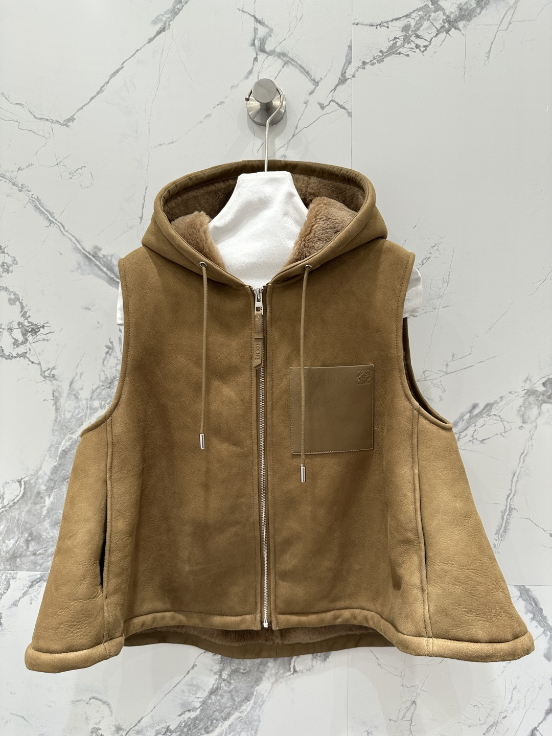 NO:661540,The exclusive first release of high-end original quality Lo*we25 new autumn and winter products, suede imported fur one-piece hooded vest jacket!  Exclusive customized suede surface craftsmanship!  The classic customized H-shaped upper body is luxurious and elegant. It is versatile, fashionable and handsome, and the upper body can be matched with any style!  Flat leather board with perfect pure handicraft details verified!  The hooded design is high-end and fashionable!  Positioned logo lambskin pockets with contrasting colors are fashionable and high-end!  The delicate hair texture creates a gentle and elegant sense of luxury!  Keep warm and refuse to be bloated. The colors are super positive. I love the perfect workmanship and quality. Look at the details. Four-color SML M size. Bust 112, length 61., Loewe-clothing, loewe, jackets & coats, sheepskin, chamois leather, hats,  19860909独家首发高端原单品质Lo*we25秋冬新品 麂皮绒进口皮毛一体连帽马甲外套！独家定制麂皮绒面工艺！经典定制H版型上身奢华大气.百搭时髦又帅气上身可甜可盐风格百搭！平整皮板完美纯手工艺细节验证！连帽设计高级又时尚！定位logo小羊皮口袋撞色时髦又高级！细腻毛质感打造温柔大方的高级感！保暖拒绝臃肿颜色超正超级大爱完美做工品质看细节.四色SML M码胸围112,衣长61.,罗意威-服装,loewe,jackets & coats,sheepskin,chamois leather,hats, ,Women's clothing