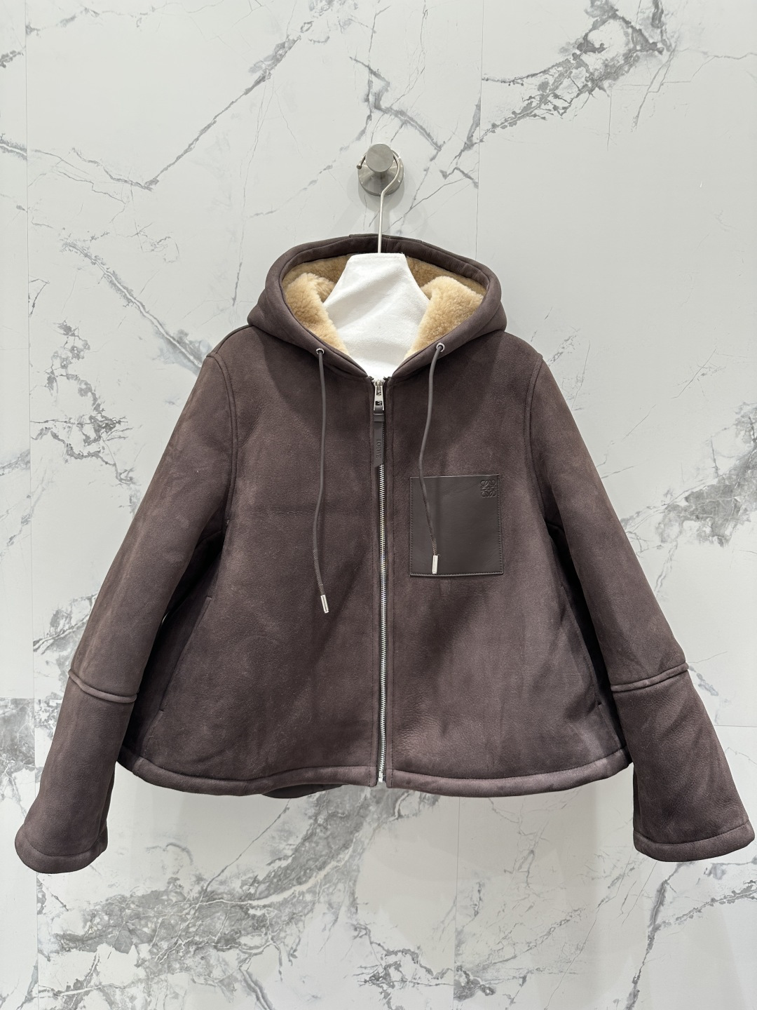 NO:661564,The exclusive first release of high-end original quality Lo*we25 new autumn and winter products, suede imported fur one-piece hooded jacket!  Exclusive customized suede surface craftsmanship!  The classic customized H-shaped upper body is luxurious and elegant. It is versatile, fashionable and handsome, and the upper body can be matched with any style!  Flat leather board with perfect pure handicraft details verified!  The hooded design is high-end and fashionable!  Positioned logo lambskin pockets with contrasting colors are fashionable and high-end!  The delicate hair texture creates a gentle and elegant sense of luxury!  Keep warm and refuse to be bloated. The colors are super positive. I love the perfect workmanship and quality. Look at the details. Four-color SML size M. Bust 118, shoulder width 43, sleeve length 60, dress length 61., Loewe-clothing, loewe, jackets & coats, jackets & coats, sheepskin, chamois leather, hats,  19860909独家首发高端原单品质Lo*we25秋冬新品 麂皮绒进口皮毛一体连帽夹克外套！独家定制麂皮绒面工艺！经典定制H版型上身奢华大气.百搭时髦又帅气上身可甜可盐风格百搭！平整皮板完美纯手工艺细节验证！连帽设计高级又时尚！定位logo小羊皮口袋撞色时髦又高级！细腻毛质感打造温柔大方的高级感！保暖拒绝臃肿颜色超正超级大爱完美做工品质看细节.四色SML M码胸围118,肩宽43,袖长60,衣长61.,罗意威-服装,loewe,jackets & coats,jackets & coats,sheepskin,chamois leather,hats, ,Women's clothing