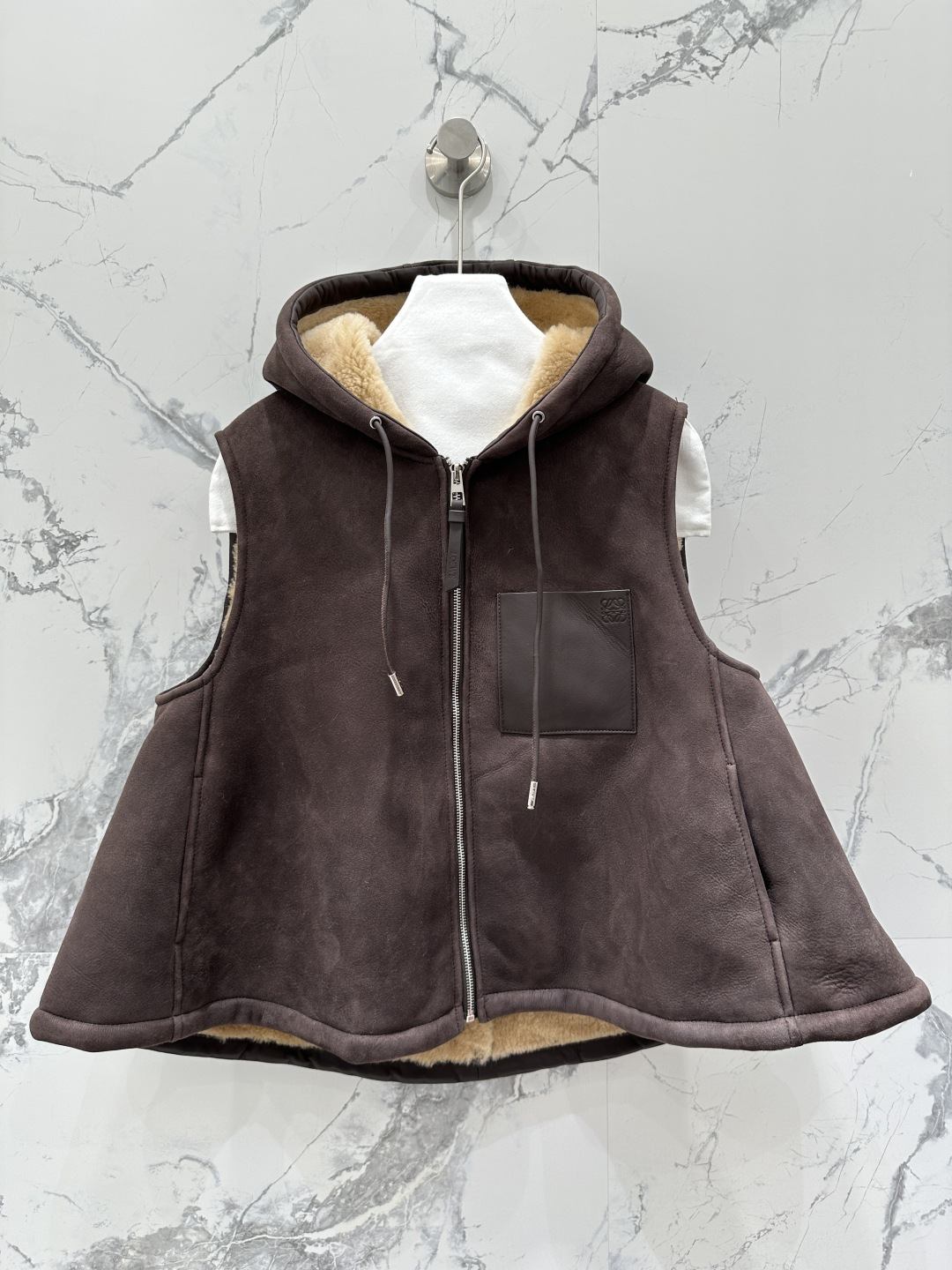 NO:661554,The exclusive first release of high-end original quality Lo*we25 new autumn and winter products, suede imported fur one-piece hooded vest jacket!  Exclusive customized suede surface craftsmanship!  The classic customized H-shaped upper body is luxurious and elegant. It is versatile, fashionable and handsome, and the upper body can be matched with any style!  Flat leather board with perfect pure handicraft details verified!  The hooded design is high-end and fashionable!  Positioned logo lambskin pockets with contrasting colors are fashionable and high-end!  The delicate hair texture creates a gentle and elegant sense of luxury!  Keep warm and refuse to be bloated. The colors are super positive. I love the perfect workmanship and quality. Look at the details. Four-color SML M size. Bust 112, length 61., Loewe-clothing, loewe, jackets & coats, sheepskin, chamois leather, hats,  19860909独家首发高端原单品质Lo*we25秋冬新品 麂皮绒进口皮毛一体连帽马甲外套！独家定制麂皮绒面工艺！经典定制H版型上身奢华大气.百搭时髦又帅气上身可甜可盐风格百搭！平整皮板完美纯手工艺细节验证！连帽设计高级又时尚！定位logo小羊皮口袋撞色时髦又高级！细腻毛质感打造温柔大方的高级感！保暖拒绝臃肿颜色超正超级大爱完美做工品质看细节.四色SML M码胸围112,衣长61.,罗意威-服装,loewe,jackets & coats,sheepskin,chamois leather,hats, ,Women's clothing