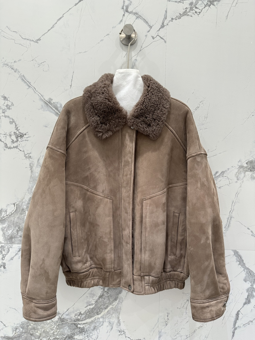 NO:661385,The exclusive first release of high-end original quality Sain*Laurent25 autumn and winter new high-definition suede imported fur one-piece jacket!  The classic custom-made zipper jacket has a luxurious upper body. It is versatile, fashionable and handsome, and the upper body can be worn with any style!  Flat leather board with perfect pure handicraft details verified!  The lapels are edged in genuine leather, which is both high-end and fashionable!  The delicate hair texture creates a gentle and elegant sense of luxury!  Keep warm and refuse to be bulky. The original customized H version is not picky to wear, and the original hardware accessories!  Perfect workmanship quality depends on the details!  Four colors S-XL M size bust 130, dropped shoulder sleeve length 77, dress length 64.,Saint Laurent-Clothing,saint laurent,saint laurent,jackets & coats,jackets & coats,chamois leather, 19860909独家首发高端原单品质Sain*Laurent25秋冬新品 高定麂皮绒面进口皮毛一体夹克外套！经典定制拉链夹克版型上身奢华大气.百搭时髦又帅气上身可甜可盐风格百搭！平整皮板完美纯手工艺细节验证！翻领真皮包边高级又时尚！细腻毛质感打造温柔大方的高级感！保暖拒绝臃肿 原版定制H版型不挑人穿,原版五金配件！完美做工品质看细节！四色S-XL M码胸围130,落肩袖长77,衣长64.,圣罗兰-服装,saint laurent,saint laurent,jackets & coats,jackets & coats,chamois leather, ,Women's clothing