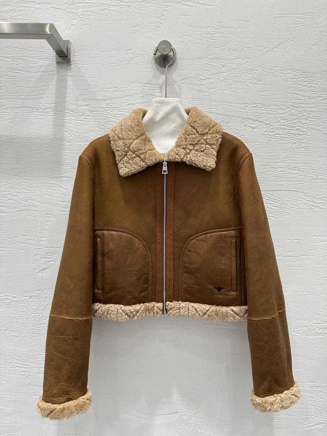 NO:661560,The exclusive first release of the high-quality Dio*25 new fall and winter product, the Princess Diana cannage pattern fur all-in-one short jacket!  Original customization!  The classic lapel is designed to be worn on both sides, and the new cutting process creates a low-key sense of luxury!  The classic casual design is handsome, elegant and refined, perfectly interpreting the modern and high-end temperament goddess. The exquisite little bee embroidery has perfect workmanship and quality. Look at the details!  Four-color SML M size, bust 104, shoulder width 42, sleeve length 61, dress length 48., Dior-clothing, dior, dior, jackets & coats, jackets & coats,  19860909独家首发高端品质Dio*25秋冬新品 戴妃藤格纹皮毛一体短款夹克外套！原版定制！经典翻领两面穿设计,剪花新工艺剪裁低调的奢华感！经典的休闲版型设计帅气优雅又精致,完美演绎摩登高级的气质女神.精致小蜜蜂刺绣完美做工品质看细节！四色SML M码胸围104,肩宽42,袖长61,衣长48.,迪奥-服装,dior,dior,jackets & coats,jackets & coats, ,Women's clothing