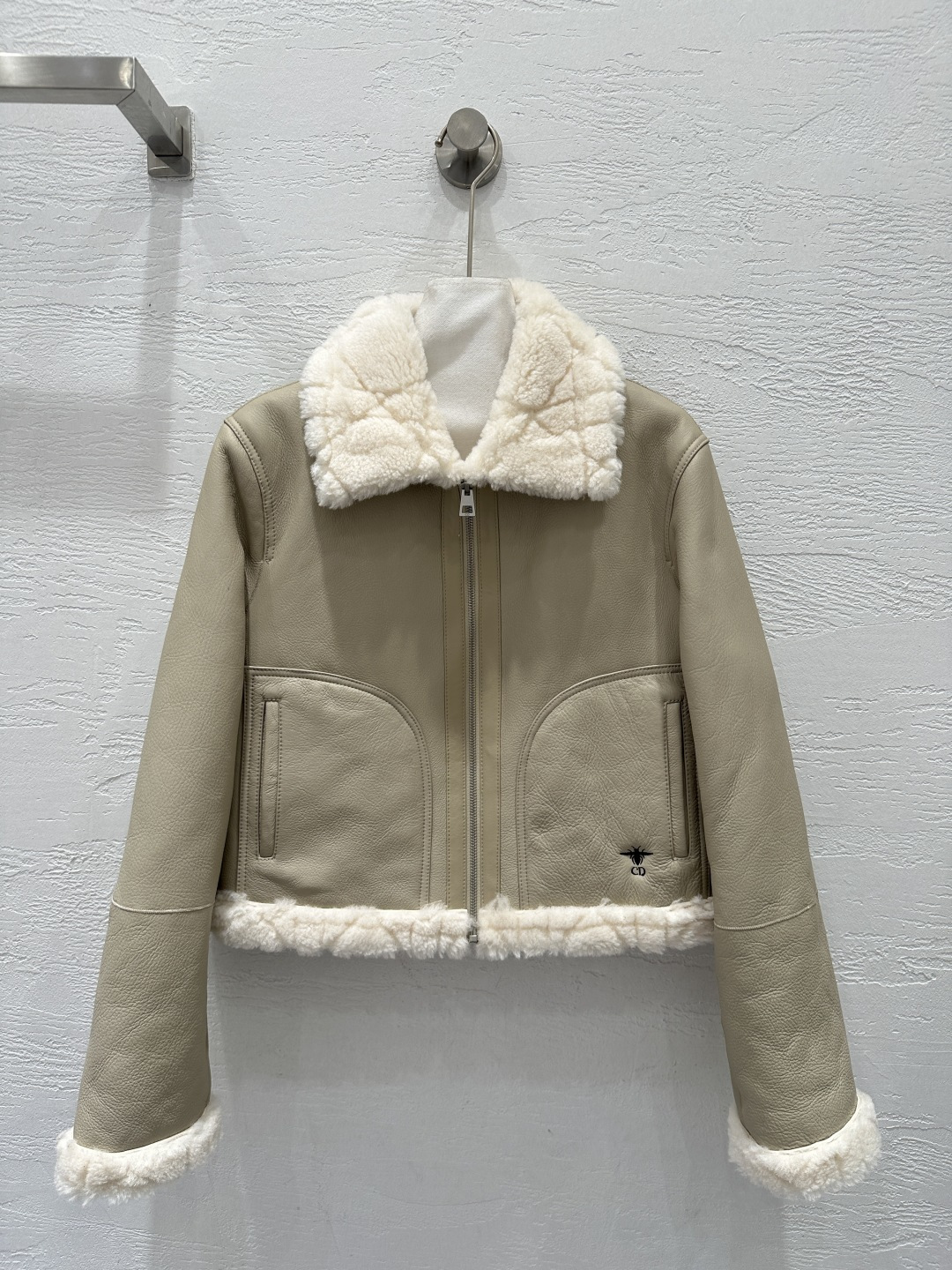 NO:661525,The exclusive first release of the high-quality Dio*25 new fall and winter product, the Princess Diana cannage pattern fur all-in-one short jacket!  Original customization!  The classic lapel is designed to be worn on both sides, and the new cutting process creates a low-key sense of luxury!  The classic casual design is handsome, elegant and refined, perfectly interpreting the modern and high-end temperament goddess. The exquisite little bee embroidery has perfect workmanship and quality. Look at the details!  Four-color SML M size, bust 104, shoulder width 42, sleeve length 61, dress length 48., Dior-clothing, dior, dior, jackets & coats, jackets & coats,  19860909独家首发高端品质Dio*25秋冬新品 戴妃藤格纹皮毛一体短款夹克外套！原版定制！经典翻领两面穿设计,剪花新工艺剪裁低调的奢华感！经典的休闲版型设计帅气优雅又精致,完美演绎摩登高级的气质女神.精致小蜜蜂刺绣完美做工品质看细节！四色SML M码胸围104,肩宽42,袖长61,衣长48.,迪奥-服装,dior,dior,jackets & coats,jackets & coats, ,Women's clothing