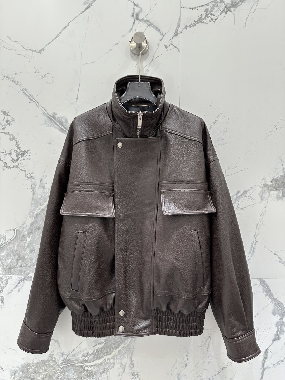 NO:661380,Exclusively debuting the high-end original quality Sain*Laurent25 new early autumn product, the top foam lambskin motorcycle jacket!  Couple style for men and women!  Original purchase!  The custom leather is super delicate!  The elegant stand-up lapel style is chic and high-end!  It can be handsome or turn into a girly girl in seconds. Imported New Zealand lambskin. Original customized wide version, versatile and easy on the upper body. Super genuine imported original hardware accessories. Perfect workmanship, quality depends on the details!  Two colors S-XL M size bust 124, dropped shoulder sleeve length 78, dress length 67., saint laurent-clothing, saint laurent, saint laurent, jackets & coats, sheepskin,  19860909独家首发高端原单品质Sain*Laurent25早秋新品 顶级泡皮小羊皮机车夹克！男女同款情侣款！原版购入！定制皮质超级细腻！气质立翻领版型又飒又高级！可以帅气也可以秒变软妹纸.进口新西兰小绵羊皮.原版定制阔版版型百搭不挑人上身超级正进口原版五金配件.完美做工品质看细节！两色S-XL M码胸围124,落肩袖长78,衣长67.,圣罗兰-服装,saint laurent,saint laurent,jackets & coats,sheepskin, ,Women's clothing