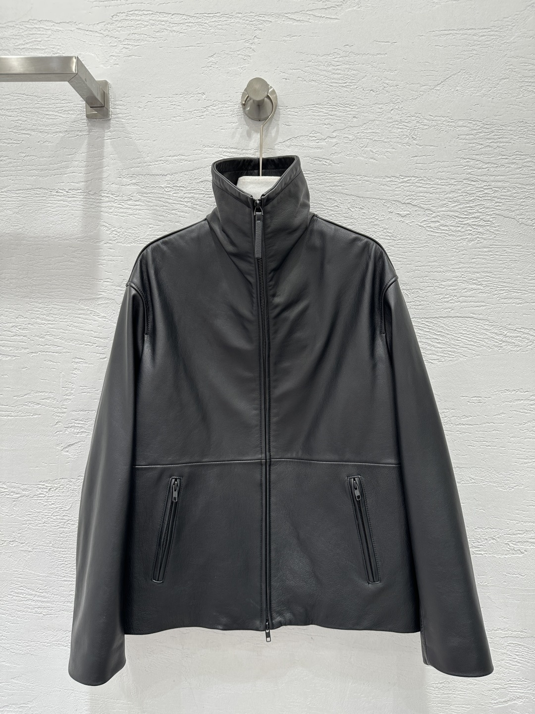 NO:661440,The exclusive first release of high-quality The R*m25 new autumn and winter products, old money style minimalist silhouette jacket and cowhide jacket!  Original customized top quality calfskin imported from New Zealand!  The leather is thick and delicate!  The original 3D three-dimensional tailoring looks simple and super heavy-duty!  I love this classic wide jacket so much!  Pair it with any casual and lazy style, it is full of aggressive temperament, fashionable and high-end!  The perfect fit and sexy upper body!  Perfect workmanship quality depends on the details. One color SML size M bust 124, shoulder width 49, sleeve length 60, dress length 65., women's clothing, jackets & coats, jackets & coats, cowhide,  19860909独家首发高端品质The R*m25秋冬新品 老钱风极简风廓形夹克牛皮外套！原版定制顶级新西兰进口小牛皮！皮质肉感厚实又细腻！原版3D立体剪裁看似简单版型超重工！经典阔版夹克超级大爱！任意搭配随性的慵懒风,攻气十足气质时髦又高级！完美版型上身又A又飒！完美做工品质看细节.一色SML M码胸围124,肩宽49,袖长60,衣长65.,女装,jackets & coats,jackets & coats,cowhide, ,Women's clothing