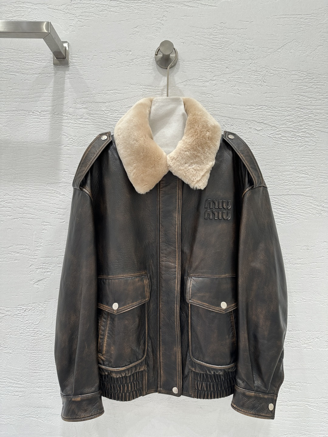 NO:661379,The exclusive first release of high-end original quality Mium* counter synchronized retro quilted jackets!  The imported merino wool collar is removable!  The quilted design is thick, warm and cute!  The small lapels and dropped shoulders create an age-reducing yet fashionable girlish look!  Extremely slim!  Positioned leather embroidered letter logo, original customized three-step washing and color rubbing process, the color is super beautiful!  A versatile styling item!  Imported lambskin feels great, original film opening hardware buckle accessories, perfect workmanship, quality depends on the details!  One color SML M size bust 116, shoulder width 52, sleeve length 53, dress length 63., Miu Miu-clothing, miumiu, jackets & coats, sheepskin,  19860909独家首发高端原单品质Mium* 专柜同步复古夹棉外套！进口美利奴羊毛毛领可脱卸！夹棉设计厚实保暖又可爱！小翻领落肩版型上身减龄又时髦的少女气质！巨显瘦！定位贴皮刺绣字母logo,原版定制三度洗水擦色工艺颜色超好看！百搭造型单品！进口小羊皮感超赞原版开膜五金扣配件,完美做工品质看细节！一色SML M码胸围116,肩宽52,袖长53,衣长63.,缪缪-服装,miumiu,jackets & coats,sheepskin, ,Women's clothing