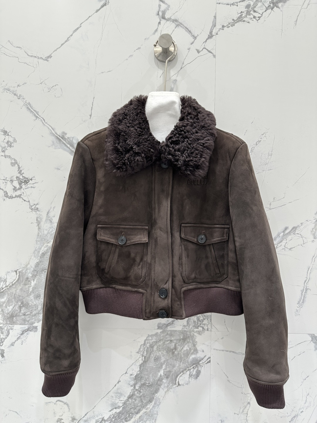 NO:661375,The exclusive first release of high-end original quality Mi*miu25 autumn and winter new high-definition suede imported fur one-piece short jacket!  The classic custom-made jacket has a luxurious and elegant upper body. It is versatile, fashionable and handsome, and the upper body can be worn with any style!  Flat leather board with perfect pure handicraft details verified!  The lapels are edged in genuine leather, which is both high-end and fashionable!  The delicate hair texture creates a gentle and elegant sense of luxury!  Keep warm and avoid being bulky. The oil-edged embroidered letter logo is positioned to be low-key and luxurious!  The original customized H version is not picky, and the perfect workmanship quality depends on the details. Four colors S-XL M size bust 102, shoulder width 38, sleeve length 58, clothing length 45., Miu Miu-clothing, miumiu, jackets & coats, jackets & coats, chamois leather,  19860909独家首发高端原单品质Mi*miu25秋冬新品 高定麂皮绒面进口皮毛一体短款夹克外套！经典定制夹克版型上身奢华大气.百搭时髦又帅气上身可甜可盐风格百搭！平整皮板完美纯手工艺细节验证！翻领真皮包边高级又时尚！细腻毛质感打造温柔大方的高级感！保暖拒绝臃肿 定位油边刺绣字母logo低调奢华！原版定制H版型不挑人穿,完美做工品质看细节.四色S-XL M码胸围102,肩宽38,袖长58,衣长45.,缪缪-服装,miumiu,jackets & coats,jackets & coats,chamois leather, ,Women's clothing