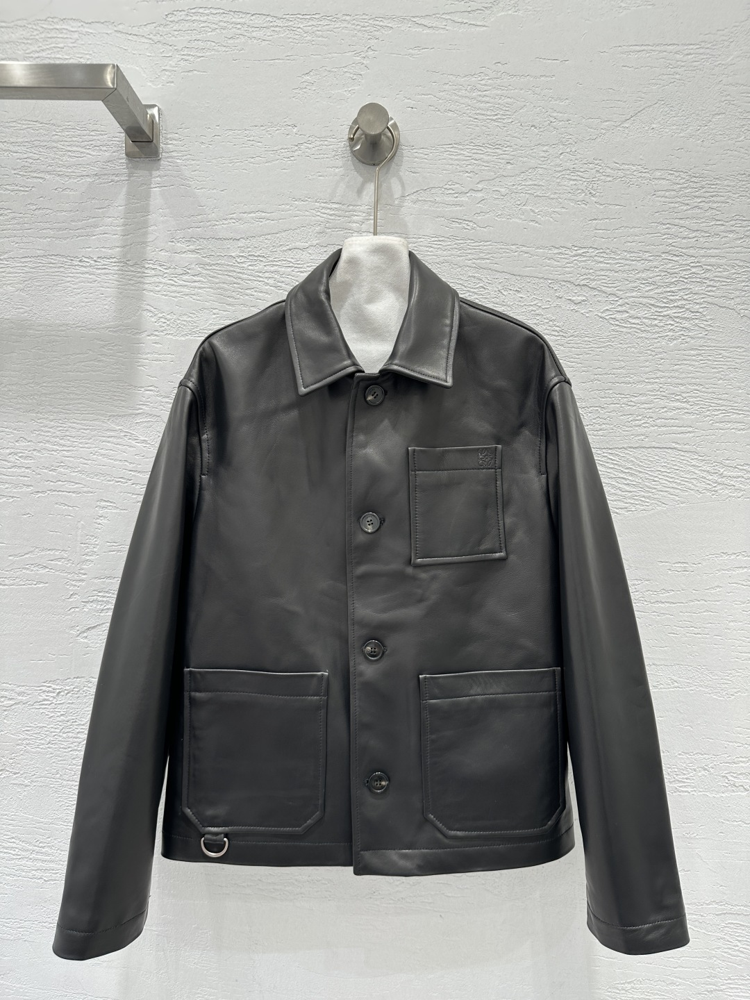 NO:661511,The exclusive first release of high-end original quality Lo*we25 new early autumn product overzise silhouette old money style leather jacket!  Original custom-made top-grade imported lambskin, the leather is thick, soft and delicate!  The original 3D three-dimensional tailoring looks simple and super heavy-duty!  I love the retro American college style classic lapel design!  The temperament is fashionable and high-end!  Original customized horn buckle!  The perfect fit and sexy upper body!  Perfect workmanship quality depends on the details!  One color SML. Size M bust 108, shoulder width 46, sleeve length 58, dress length 61., Loewe-clothing, loewe, jackets & coats, leather jacket, sheepskin,  19860909独家首发高端原单品质Lo*we25早秋新品 overzise廓形老钱风皮衣外套！原版定制顶级进口小羊皮,皮质肉感厚实柔软又细腻！原版3D立体剪裁看似简单版型超重工！复古美式学院风经典翻领设计超级大爱！气质时髦又高级！原版定制牛角扣！完美版型上身又A又飒！完美做工品质看细节！一色SML. M码胸围108,肩宽46,袖长58,衣长61.,罗意威-服装,loewe,jackets & coats,leather jacket,sheepskin, ,Women's clothing