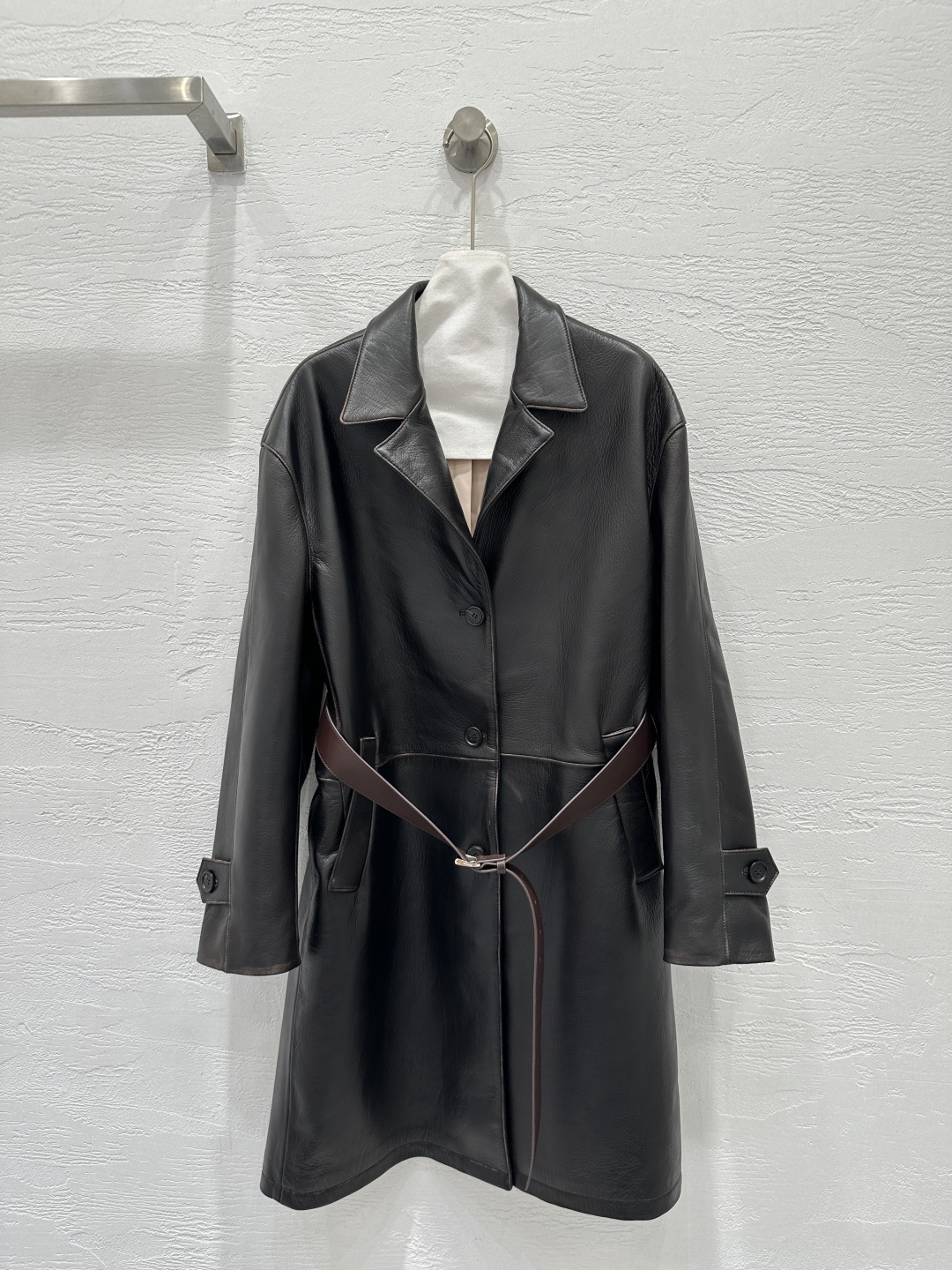 NO:661485,Exclusive first release of high-end original quality PR*DA Tyrande collegiate style unisex off-shoulder large jacket and long leather windbreaker!  Temperament lapel belt design!  Exclusively customized imported top-quality New Zealand lambskin!  The three-dimensional texture is full and thick, and the texture is exquisite!  Handmade vintage craftsmanship!  The classic version is high-end, fashionable and handsome!  H loose upper body looks slimming!  The three-dimensional tailoring is versatile and not picky. Customized five-metal accessories, perfect workmanship quality depends on the details. One color S-XL S size bust 102, shoulder width 50, sleeve length 54, dress length 98., Prada - clothing, prada, jackets & coats, sheepskin,  19860909独家首发高端原单品质PR*DA 泰兰德学院风男女同款落肩大夹克长款皮风衣！气质翻领腰带设计！独家定制进口顶级新西兰小羊皮！立体纹路饱满厚实质感细腻绝绝子！手工做旧擦色复古工艺！经典版型高级时髦又帅气！H宽松上身巨显瘦！立体裁版型百搭不挑人.定制五金属配件标,完美做工品质看细节.一色S-XL S码胸围102,肩宽50,袖长54,衣长98.,普拉达-服装,prada,jackets & coats,sheepskin, ,Women's clothing