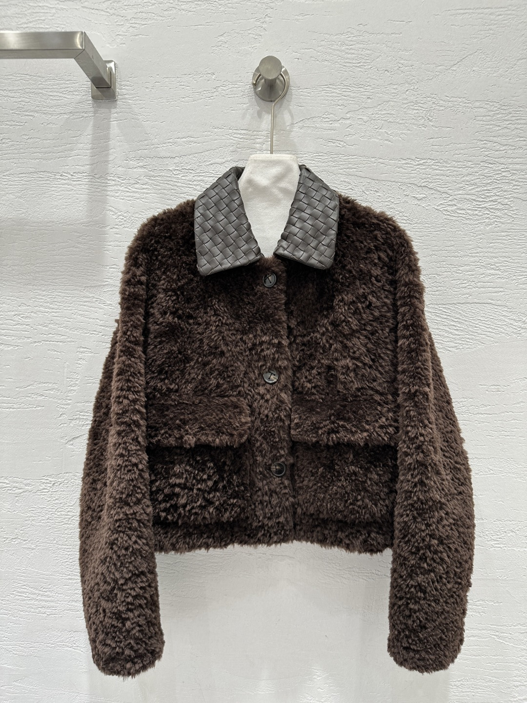 NO:661463,Exclusive first launch of high-end original quality Bot*ega veneta25 new autumn and winter imported merino fur one-piece jacket!  Natural hair feels dense and fine!  The classic braided lapels and loose A-line shape give the upper body a very lazy and handsome feeling when wrapped casually. It is versatile and effortless!  The upper body has an age-reducing and casual girlish temperament. The fur side is facing the outer side and the leather side is facing in, perfect for verification of pure handicraft details!  The original and customized hardware accessories are of unparalleled quality!  The woven leather collar is removable and the loose fit keeps you warm and avoids bulk. The actual color is more beautiful. I love the perfect workmanship and the quality. Look at the details!  Three-color SML M size, bust 110, shoulder width 55, sleeve length 55, dress length 54., Bottega Veneta-clothing,bottega veneta,jackets & coats,jackets & coats, 19860909独家首发高端原单品质Bot*ega veneta25秋冬新品 进口美利奴皮毛一体夹克外套！天然毛感密实超细腻！经典编织翻领宽松A字版型上身随便一裹就很慵懒帅气的感觉,百搭不挑人！上身减龄休闲少女气质.毛面朝外皮面朝里完美纯手工艺细节验证！定原版定制五金配件质感无敌啦！编织皮领可脱卸设计,宽松版的版型,保暖拒绝臃肿实物颜色更美 超级大爱完美做工品质看细节！三色SML M码胸围110,肩宽55,袖长55,衣长54.,葆蝶家-服装,bottega veneta,jackets & coats,jackets & coats, ,Women's clothing