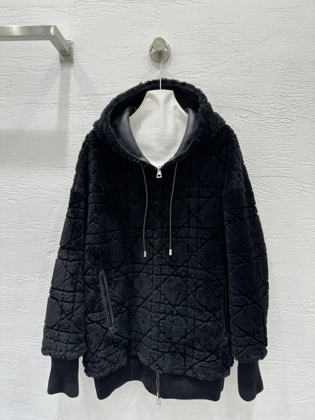 NO:661574,The exclusive first release of the high-quality Dio*25 new autumn and winter product, the Princess Diana cannage pattern fur all-in-one mid-length fur coat!  The classic hooded reversible design, with new cutting techniques, creates a low-key sense of luxury!  The classic casual design is handsome, elegant and refined, perfectly interpreting the modern and high-end temperament goddess. The exquisite little bee embroidery has perfect workmanship and quality. Look at the details!  Four-color SML M size bust 130, dropped shoulder sleeve length 80, dress length 73., Dior-clothing, dior, dior, jackets & coats, hats,  19860909独家首发高端品质Dio*25秋冬新品 戴妃藤格纹皮毛一体中长款皮草外套！经典连帽两面穿设计,剪花新工艺剪裁低调的奢华感！经典的休闲版型设计帅气优雅又精致,完美演绎摩登高级的气质女神.精致小蜜蜂刺绣完美做工品质看细节！四色SML M码胸围130,落肩袖长80,衣长73.,迪奥-服装,dior,dior,jackets & coats,hats, ,Women's clothing