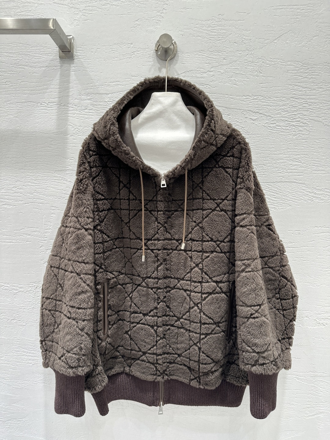 NO:661561,The exclusive first release of the high-quality Dio*25 new autumn and winter product, the Princess Diana cannage pattern fur all-in-one mid-length fur coat!  The classic hooded reversible design, with new cutting techniques, creates a low-key sense of luxury!  The classic casual design is handsome, elegant and refined, perfectly interpreting the modern and high-end temperament goddess. The exquisite little bee embroidery has perfect workmanship and quality. Look at the details!  Four-color SML M size bust 130, dropped shoulder sleeve length 80, dress length 73., Dior-clothing, dior, dior, jackets & coats, hats,  19860909独家首发高端品质Dio*25秋冬新品 戴妃藤格纹皮毛一体中长款皮草外套！经典连帽两面穿设计,剪花新工艺剪裁低调的奢华感！经典的休闲版型设计帅气优雅又精致,完美演绎摩登高级的气质女神.精致小蜜蜂刺绣完美做工品质看细节！四色SML M码胸围130,落肩袖长80,衣长73.,迪奥-服装,dior,dior,jackets & coats,hats, ,Women's clothing