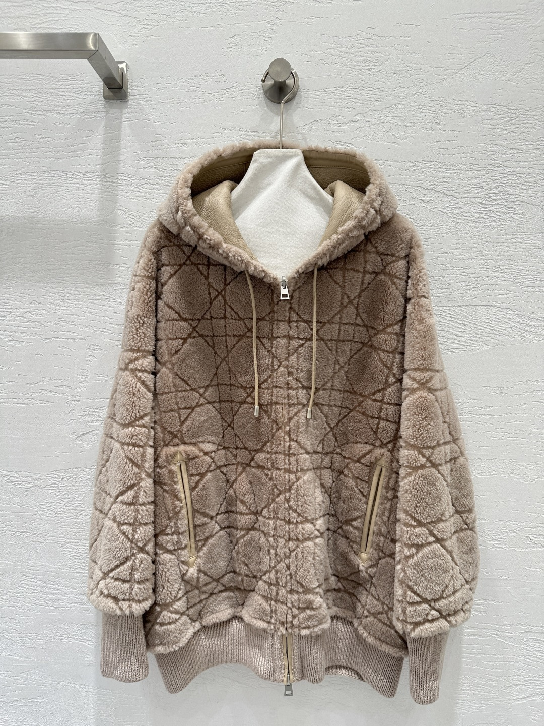 NO:661547,The exclusive first release of the high-quality Dio*25 new autumn and winter product, the Princess Diana cannage pattern fur all-in-one mid-length fur coat!  The classic hooded reversible design, with new cutting techniques, creates a low-key sense of luxury!  The classic casual design is handsome, elegant and refined, perfectly interpreting the modern and high-end temperament goddess. The exquisite little bee embroidery has perfect workmanship and quality. Look at the details!  Four-color SML M size bust 130, dropped shoulder sleeve length 80, dress length 73., Dior-clothing, dior, dior, jackets & coats, hats,  19860909独家首发高端品质Dio*25秋冬新品 戴妃藤格纹皮毛一体中长款皮草外套！经典连帽两面穿设计,剪花新工艺剪裁低调的奢华感！经典的休闲版型设计帅气优雅又精致,完美演绎摩登高级的气质女神.精致小蜜蜂刺绣完美做工品质看细节！四色SML M码胸围130,落肩袖长80,衣长73.,迪奥-服装,dior,dior,jackets & coats,hats, ,Women's clothing