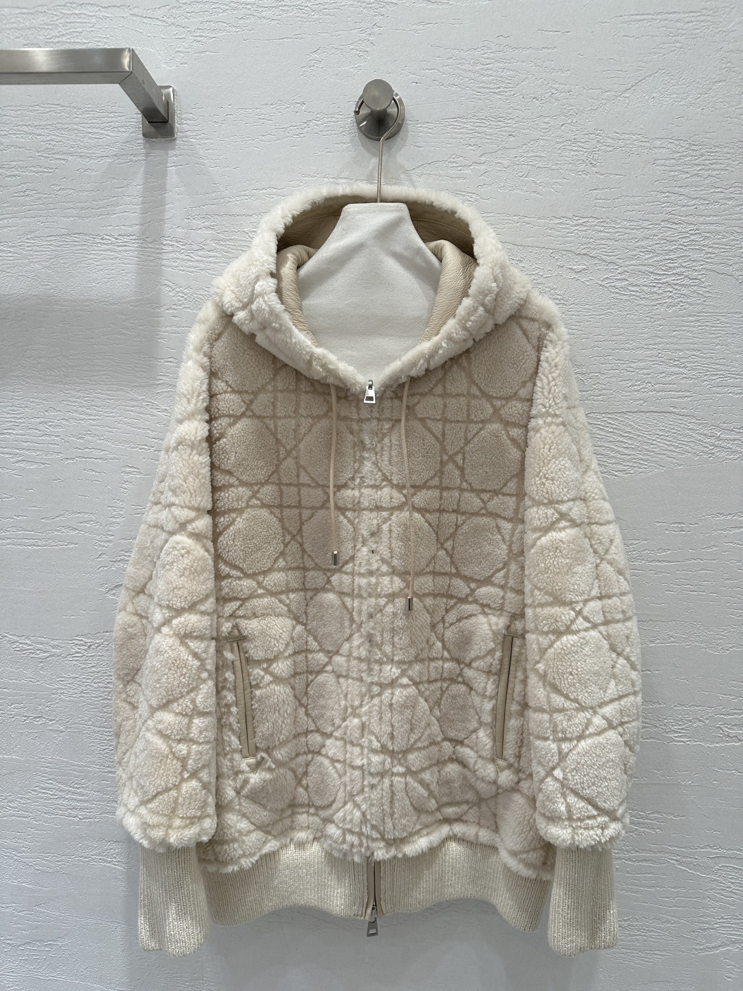 NO:661535,The exclusive first release of the high-quality Dio*25 new autumn and winter product, the Princess Diana cannage pattern fur all-in-one mid-length fur coat!  The classic hooded reversible design, with new cutting techniques, creates a low-key sense of luxury!  The classic casual design is handsome, elegant and refined, perfectly interpreting the modern and high-end temperament goddess. The exquisite little bee embroidery has perfect workmanship and quality. Look at the details!  Four-color SML M size bust 130, dropped shoulder sleeve length 80, dress length 73., Dior-clothing, dior, dior, jackets & coats, hats,  19860909独家首发高端品质Dio*25秋冬新品 戴妃藤格纹皮毛一体中长款皮草外套！经典连帽两面穿设计,剪花新工艺剪裁低调的奢华感！经典的休闲版型设计帅气优雅又精致,完美演绎摩登高级的气质女神.精致小蜜蜂刺绣完美做工品质看细节！四色SML M码胸围130,落肩袖长80,衣长73.,迪奥-服装,dior,dior,jackets & coats,hats, ,Women's clothing