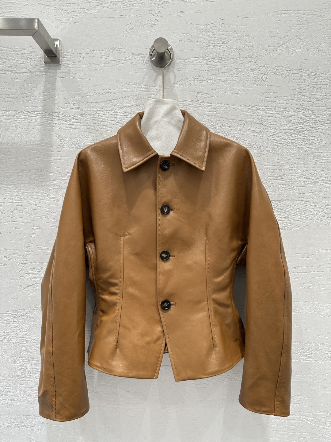 NO:660645,The exclusive first release of high-end original quality Bot*ega veneta25 new autumn and winter products. Minimalist style wear with cool temperament lapel waist jacket!  Imported lambskin has a delicate and crisp texture!  The waist design and curved tailoring are fashionable and high-end. The shape is not flattering and makes your upper body look slimmer!  Perfect workmanship quality depends on the details!  Two colors S-XL S size bust 92, dropped shoulder sleeve length 72, dress length 52., Bottega Veneta - Clothing,bottega veneta,jackets & coats,jackets & coats,sheepskin, 19860909独家首发高端原单品质Bot*ega veneta25秋冬新品 极简主义风穿搭气质飒爽的翻领收腰夹克外套！进口小羊皮质感细腻挺括！收腰设计弧形剪裁时髦又高级.版型不挑人上身超显瘦！完美做工品质看细节！两色S-XL S码胸围92,落肩袖长72,衣长52.,葆蝶家-服装,bottega veneta,jackets & coats,jackets & coats,sheepskin, ,Women's clothing