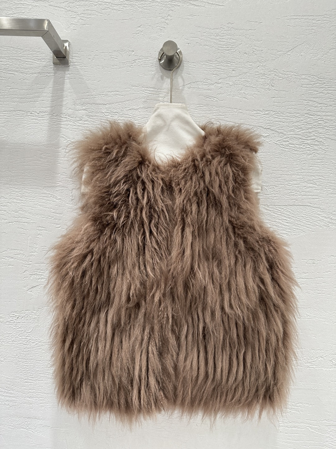 NO:661455,The exclusive first release of high-end original quality Lo* Pian* 25 new autumn and winter products imported Tuscan cashmere vest and fur one-piece jacket!  Reversible design!  The vest is super practical!  Made of imported fur, fur style and attractive!  The style is casual and lazy, the overall body is thick and full, the material consumption is high, and the hair feels plump and heavy!  Original customized classic round neck H version with goose down filling inside!  Match it with anything and don’t choose anyone to wear it!  The outfit is more layered!  The quality of workmanship depends on the details!  One color SML M size bust 100, length 61., women's clothing, jackets & coats,  19860909独家首发高端原单品质Lo* Pian*25秋冬新品 进口托斯卡纳山羊绒马甲皮毛一体外套！两面穿设计！马甲超级实穿！选用进口皮毛,毛面风格及具魅力！风格休闲慵懒,整体厚实饱满,耗料高昂,毛感丰盈重磅！原版定制经典圆领H版型,内里鹅绒填充物！任意搭配不挑人穿！穿搭更具有层次感！做工品质看细节！一色SML M码胸围100,衣长61.,女装,jackets & coats, ,Women's clothing