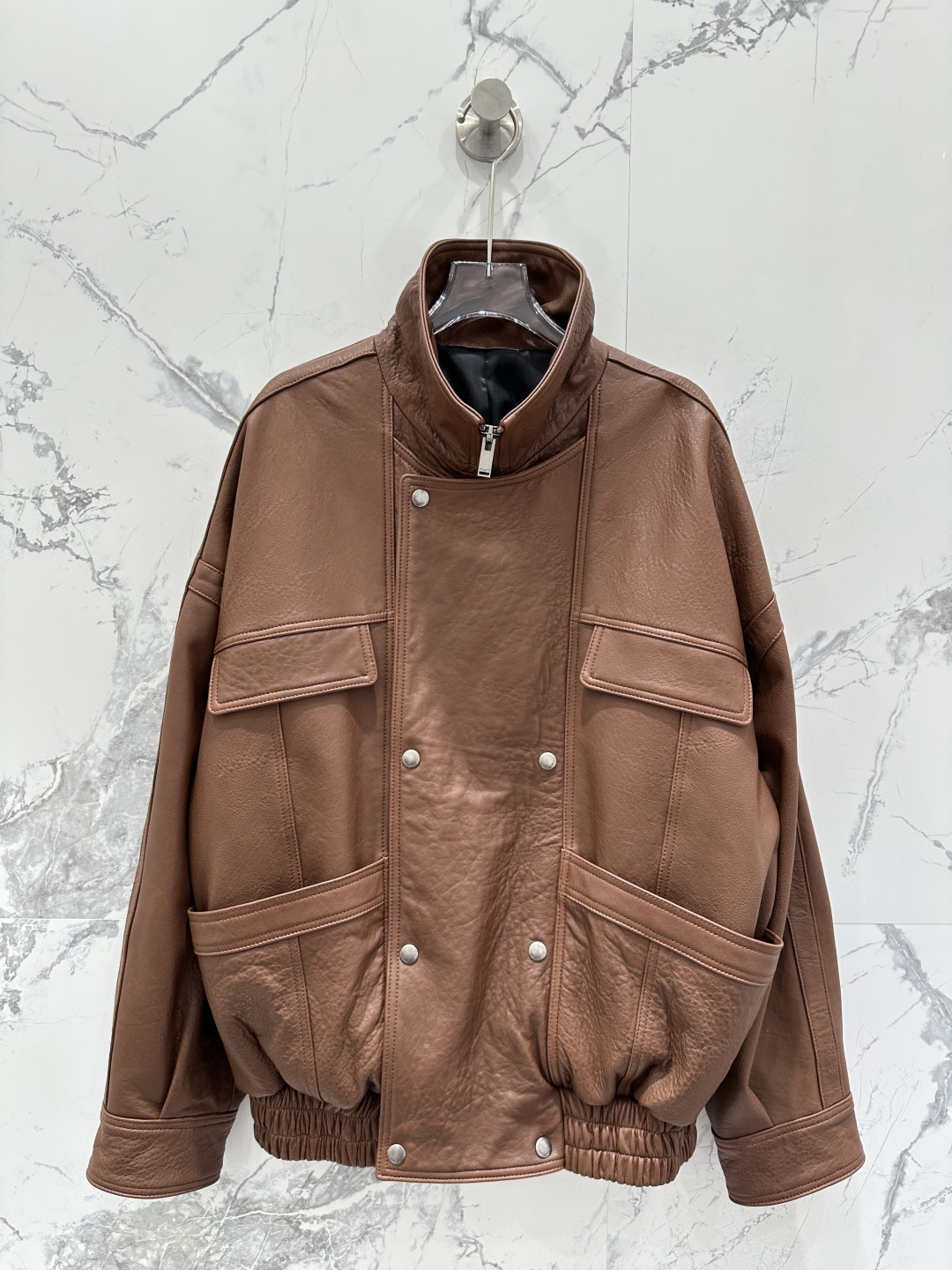 NO:661372,Exclusively debuting the high-end original quality Sain*Laurent25 new early autumn product, the double-breasted premium foam lambskin motorcycle jacket!  Couple style for men and women!  Original purchase!  The custom leather is super delicate!  The elegant stand-up lapel style is chic and high-end!  It can be handsome or turn into a girly girl in seconds. Imported New Zealand lambskin. Original customized wide version, versatile and easy on the upper body. Super genuine imported original hardware accessories. Perfect workmanship, quality depends on the details!  Four colors S-XL M size bust 120, dropped shoulder sleeve length 78, dress length 67., saint laurent-clothing, saint laurent, saint laurent, jackets & coats, sheepskin,  19860909独家首发高端原单品质Sain*Laurent25早秋新品 双排扣顶级泡皮小羊皮机车夹克！男女同款情侣款！原版购入！定制皮质超级细腻！气质立翻领版型又飒又高级！可以帅气也可以秒变软妹纸.进口新西兰小绵羊皮.原版定制阔版版型百搭不挑人上身超级正进口原版五金配件.完美做工品质看细节！四色S-XL M码胸围120,落肩袖长78,衣长67.,圣罗兰-服装,saint laurent,saint laurent,jackets & coats,sheepskin, ,Women's clothing