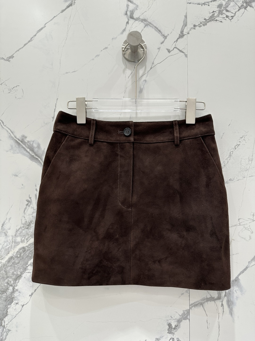 NO:661279,The exclusive first release of high-quality Sain*Laurent25 new autumn and winter products, retro brown suede mini skirt!  Exclusive customized suede surface craftsmanship, sweet girl's age-reducing girlish style!  The classic silhouette is versatile and slimming!  Imported suede lambskin, a sweet and cool must-have item in a fashionable girl's wardrobe. Perfect workmanship and quality depends on the details!  One color S-XL M size waist 72, hip 88, skirt length 36., saint laurent-clothing, saint laurent, saint laurent, skirts, sheepskin, chamois leather,  19860909独家首发高端品质Sain*Laurent25秋冬新品 复古棕咖麂皮绒超短半裙！独家定制麂皮绒面工艺,甜妹减龄少女风！经典版型百搭又显瘦！进口麂皮绒小羊皮,甜酷的时髦少女衣橱必备气质单品.完美做工品质看细节！一色S-XL M码腰围72,臀围88,裙长36.,圣罗兰-服装,saint laurent,saint laurent,skirts,sheepskin,chamois leather, ,Women's clothing