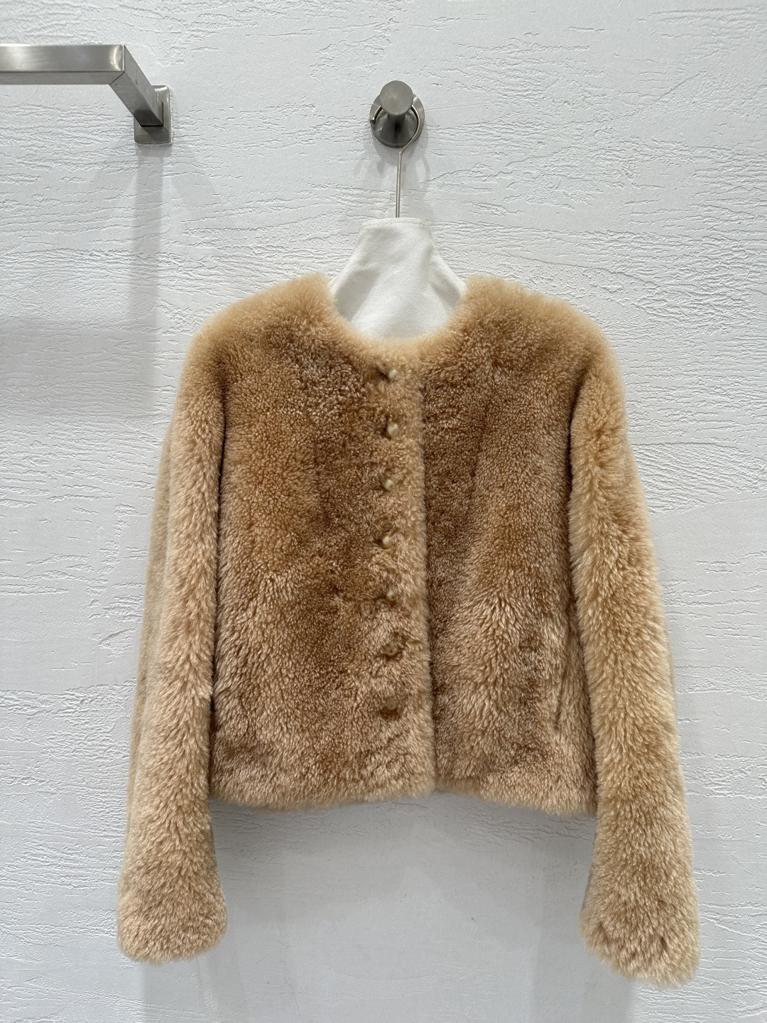 NO:660633,The exclusive first release of high-end original quality Celin*25 new autumn and winter imported Tuscan cashmere and fur one-piece short jacket!  Made of imported fur, fur style and attractive!  The style is casual and lazy, the overall body is thick and full, the material consumption is high, and the hair feels plump and heavy!  The original customized classic round neck H version, you can match it with any one and don’t choose anyone!  The outfit is more layered!  Perfect workmanship quality depends on the details!  One color SML M size bust 106, dropped shoulder sleeve length 75, dress length 54., Celine-clothing, celine, celine, jackets & coats,  19860909独家首发高端原单品质Celin*25秋冬新品 进口托斯卡纳山羊绒皮毛一体短款外套！选用进口皮毛,毛面风格及具魅力！风格休闲慵懒,整体厚实饱满,耗料高昂,毛感丰盈重磅！原版定制经典圆领H版型,任意搭配不挑人穿！穿搭更具有层次感！完美做工品质看细节！一色SML M码胸围106,落肩袖长75,衣长54.,赛琳-服装,celine,celine,jackets & coats, ,Women's clothing