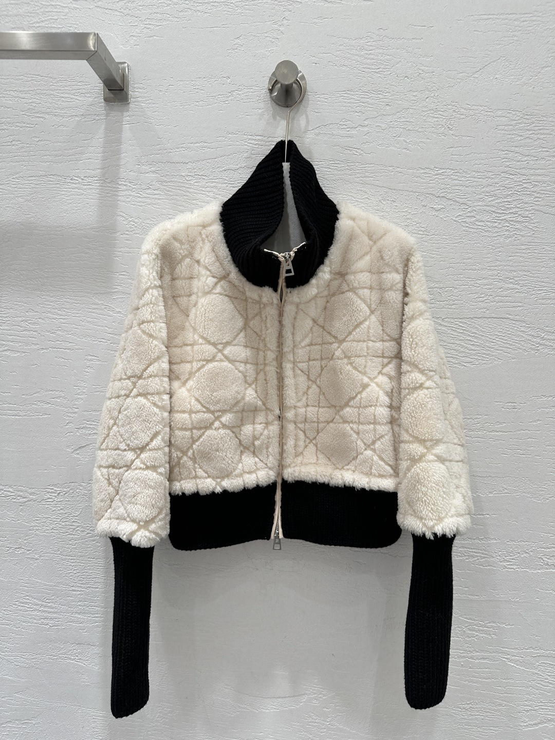 NO:661530,The exclusive first release of high-quality Dio*25 new autumn and winter products, Princess Diana's cannage pattern fur all-in-one black and white contrasting short fur coat!  The classic stand-up lapel design is spliced ​​with knitted threads, and the new cutting process creates a low-key sense of luxury!  The classic casual design is handsome, elegant and refined, perfectly interpreting the modern and advanced temperament goddess. The perfect workmanship quality depends on the details!  One color SML M size bust 116, shoulder width 44, sleeve length 65, dress length 48., Dior-clothing, dior, dior, jackets & coats,  19860909独家首发高端品质Dio*25秋冬新品 戴妃藤格纹皮毛一体黑白撞色短款皮草外套！经典立翻领设计拼接针织螺纹,剪花新工艺剪裁低调的奢华感！经典的休闲版型设计帅气优雅又精致,完美演绎摩登高级的气质女神.完美做工品质看细节！一色SML M码胸围116,肩宽44,袖长65,衣长48.,迪奥-服装,dior,dior,jackets & coats, ,Women's clothing