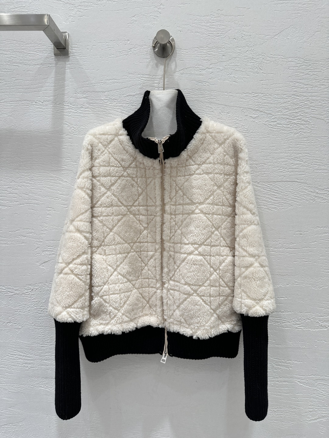 NO:661524,The exclusive first release of high-quality Dio*25 new autumn and winter products, Princess Diana's cannage pattern fur all-in-one black and white contrasting fur coat!  The classic stand-up lapel design is spliced ​​with knitted threads, and the new cutting process creates a low-key sense of luxury!  The classic casual design is handsome, elegant and refined, perfectly interpreting the modern and advanced temperament goddess. The perfect workmanship quality depends on the details!  One color SML M size bust 116, shoulder width 44, sleeve length 67, dress length 60., Dior-clothing, dior, dior, jackets & coats,  19860909独家首发高端品质Dio*25秋冬新品 戴妃藤格纹皮毛一体黑白撞色皮草外套！经典立翻领设计拼接针织螺纹,剪花新工艺剪裁低调的奢华感！经典的休闲版型设计帅气优雅又精致,完美演绎摩登高级的气质女神.完美做工品质看细节！一色SML M码胸围116,肩宽44,袖长67,衣长60.,迪奥-服装,dior,dior,jackets & coats, ,Women's clothing