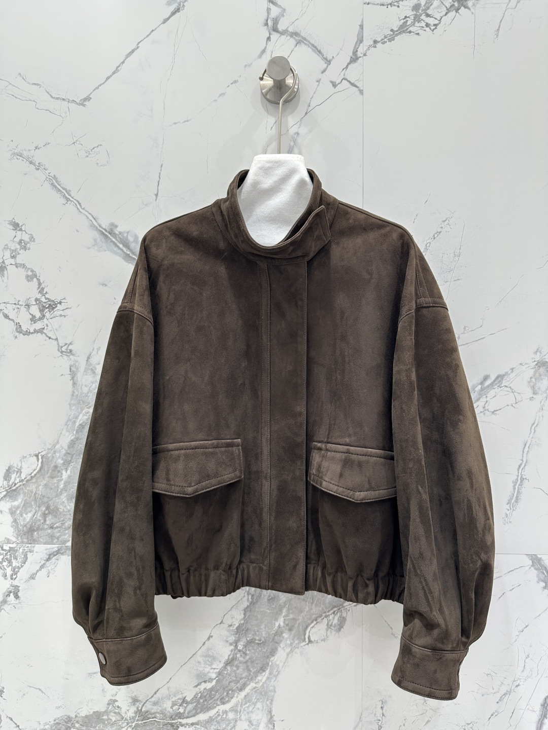 NO:661445,The exclusive first release of high-end original quality The R*m25 new autumn and winter products, retro modern fashionable leather jackets!  Overzise elasticated hem design!  The three-dimensional tailoring looks like a simple version but super heavy work!  Customized top-grade imported deerskin velvet lambskin, the leather feels oily, soft and delicate!  Retro American classic, super favorite!  It has a cool and casual lazy style, and the perfect workmanship quality depends on the details!  Two-color SML M size, bust 140, dropped shoulder sleeve length 76, clothing length 57., women's clothing, jackets & coats, leather jacket, sheepskin,  19860909独家首发高端原单品质The R*m25秋冬新品 复古摩登时髦夹克皮衣！overzise下摆松紧设计！立体剪裁看似简单版型超重工！定制顶级进口鹿皮绒小羊皮,皮质肉感油润柔软又细腻！复古美式经典超级大爱！又A又飒随性的慵懒风,完美做工品质看细节！两色SML M码胸围140,落肩袖长76,衣长57.,女装,jackets & coats,leather jacket,sheepskin, ,Women's clothing