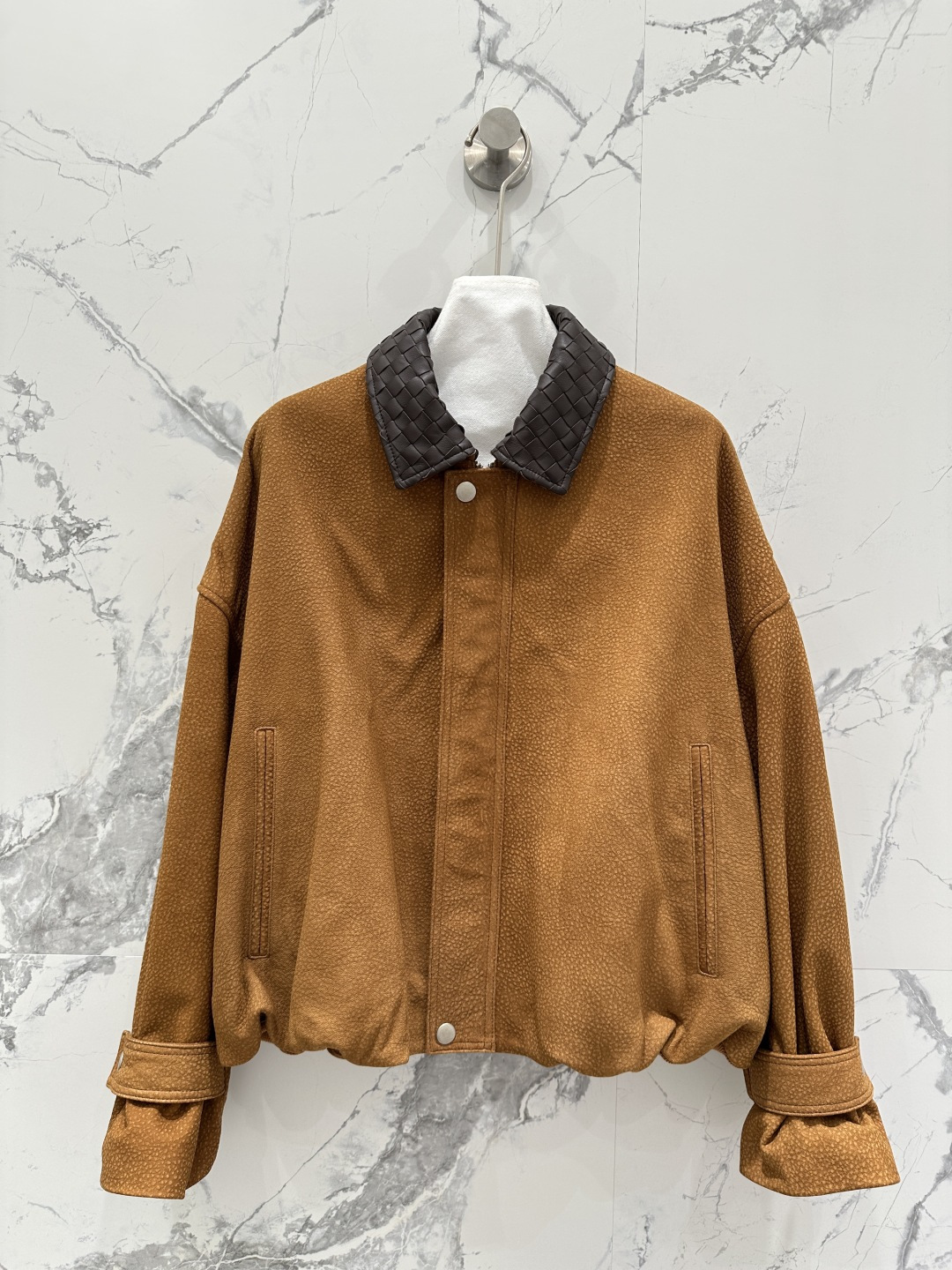 NO:661462,The exclusive first release of high-end original quality Bot*ega veneta25 new autumn and winter products, retro, modern and fashionable essential short leather jackets!  Braided lapel biker style jacket!  The imported lambskin craft leather feels oily, soft and delicate!  I love the retro American college-style classic design, and it has a cool and casual lazy style!  Perfect workmanship quality depends on the details!  Two-color SML M size bust 136, dropped shoulder sleeve length 75, dress length 58., Bottega Veneta-clothing,bottega veneta,jackets & coats,jackets & coats,sheepskin, 19860909独家首发高端原单品质Bot*ega veneta25秋冬新品 复古摩登时髦精必备短款皮夹克外套！编织翻领机车风夹克外套！进口小羊皮工艺皮质肉感油润柔软又细腻！复古美式学院风经典设计超级大爱,又A又飒随性的慵懒风！完美做工品质看细节！两色SML M码胸围136,落肩袖长75,衣长58.,葆蝶家-服装,bottega veneta,jackets & coats,jackets & coats,sheepskin, ,Women's clothing