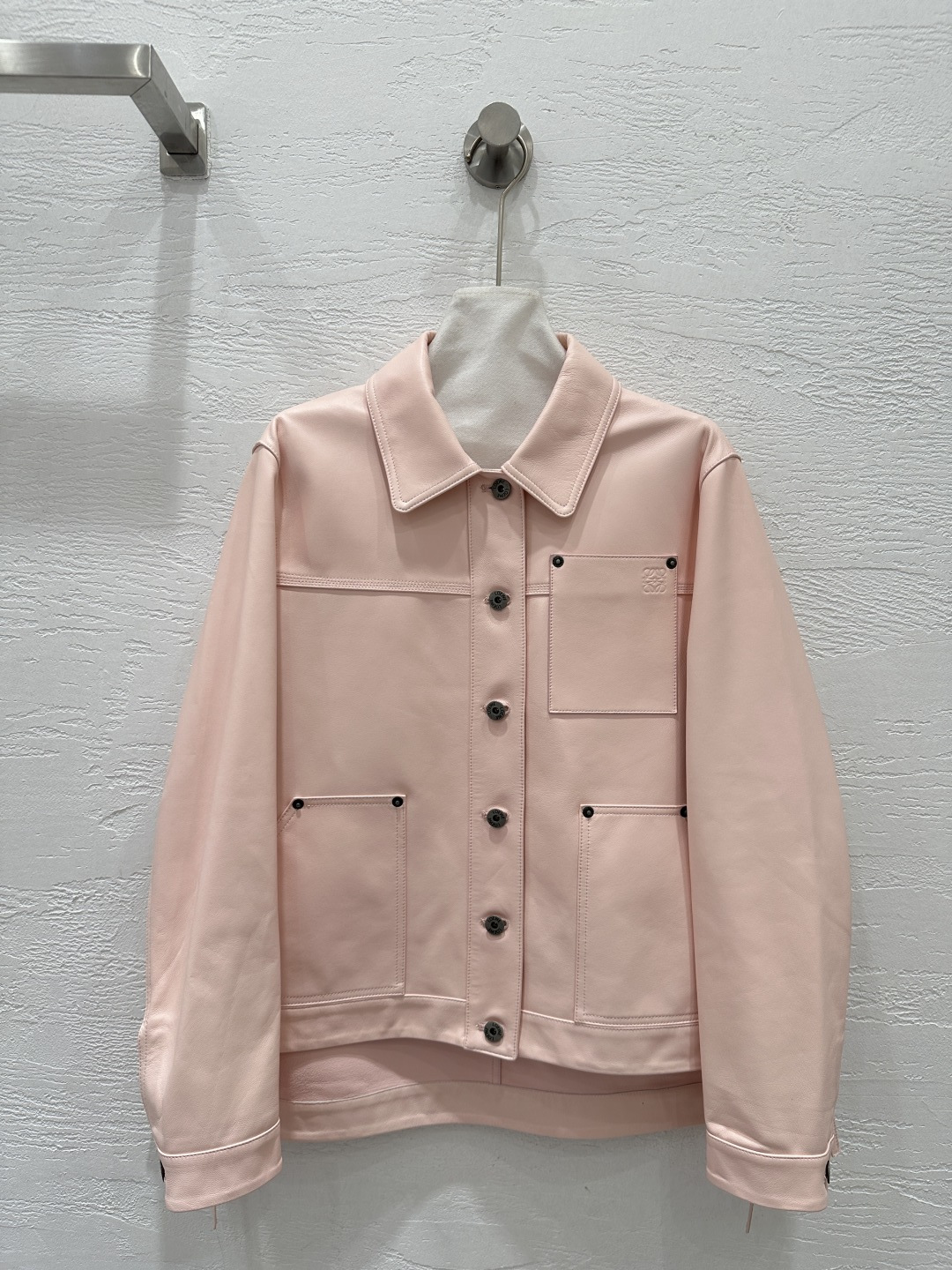 NO:661510,The exclusive first release of high-end original quality Lo*we25 new autumn and winter product, minimalist style lambskin jacket with closed velvet technology!  The light and delicate leather is awesome!  Imported lambskin!  Lazy lapel design with short front and long back!  The H version doesn’t pick on your upper body and makes you look slimmer!  The natural texture of imported leather is delicate and wide. It feels high-end, casual and grand!  Perfect workmanship quality depends on the details!  One color SML M size bust 102, shoulder width 41, sleeve length 60, dress length 65., Loewe-clothing, loewe, jackets & coats, sheepskin,  19860909独家首发高端原单品质Lo*we25秋冬新品 极简主义穿搭闭绒工艺小羊皮外套！轻盈细腻皮质超赞！进口小羊皮！气质慵懒的翻领前短后长设计！H版型不挑人上身超显瘦！进口皮质自然纹理细腻挺阔.高级感随性又大气！完美做工品质看细节！一色SML M码胸围102,肩宽41,袖长60,衣长65.,罗意威-服装,loewe,jackets & coats,sheepskin, ,Women's clothing