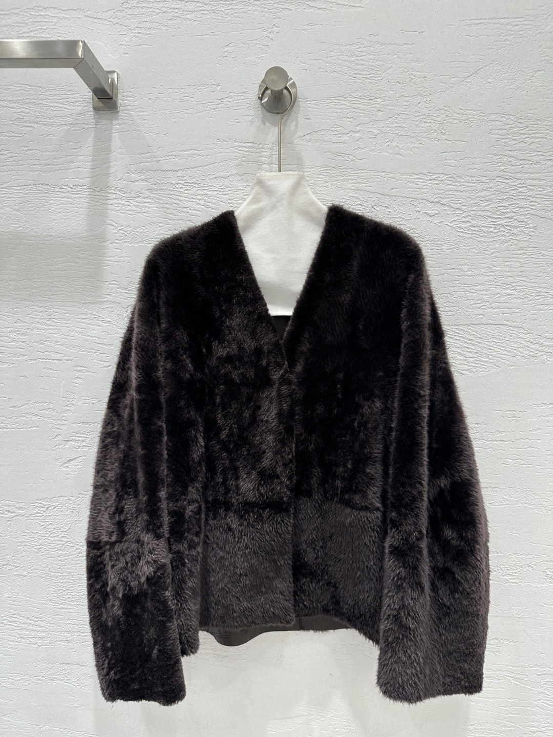 NO:661432,The exclusive first release of high-end quality The R*m25 new autumn and winter product, imported top-quality Lagon lamb fur one-piece silhouette jacket!  The elegant V-neck design jacket is versatile, fashionable and handsome, and can be worn with any style!  The fur side faces the outer skin and the leather side faces in, perfect for verification of pure handicraft details!  The original open version is customized, and the delicate wool texture creates a gentle and generous sense of luxury!  Keep warm, refuse to be bloated, love the perfect workmanship and look at the details!  Three-color SML M size bust 124, dropped shoulder sleeve length 76, dress length 64., women's clothing, jackets & coats,  19860909独家首发高端品质The R*m25秋冬新品 进口顶级拉贡羊羔毛皮毛一体廓形外套！气质V领设计外套,百搭时髦又帅气上身可甜可盐风格百搭！毛面朝外皮面朝里完美纯手工艺细节验证！原版开版定制,细腻毛质感打造温柔大方的高级感！保暖拒绝臃肿超级大爱完美做工品质看细节！三色SML M码胸围124,落肩袖长76,衣长64.,女装,jackets & coats, ,Women's clothing